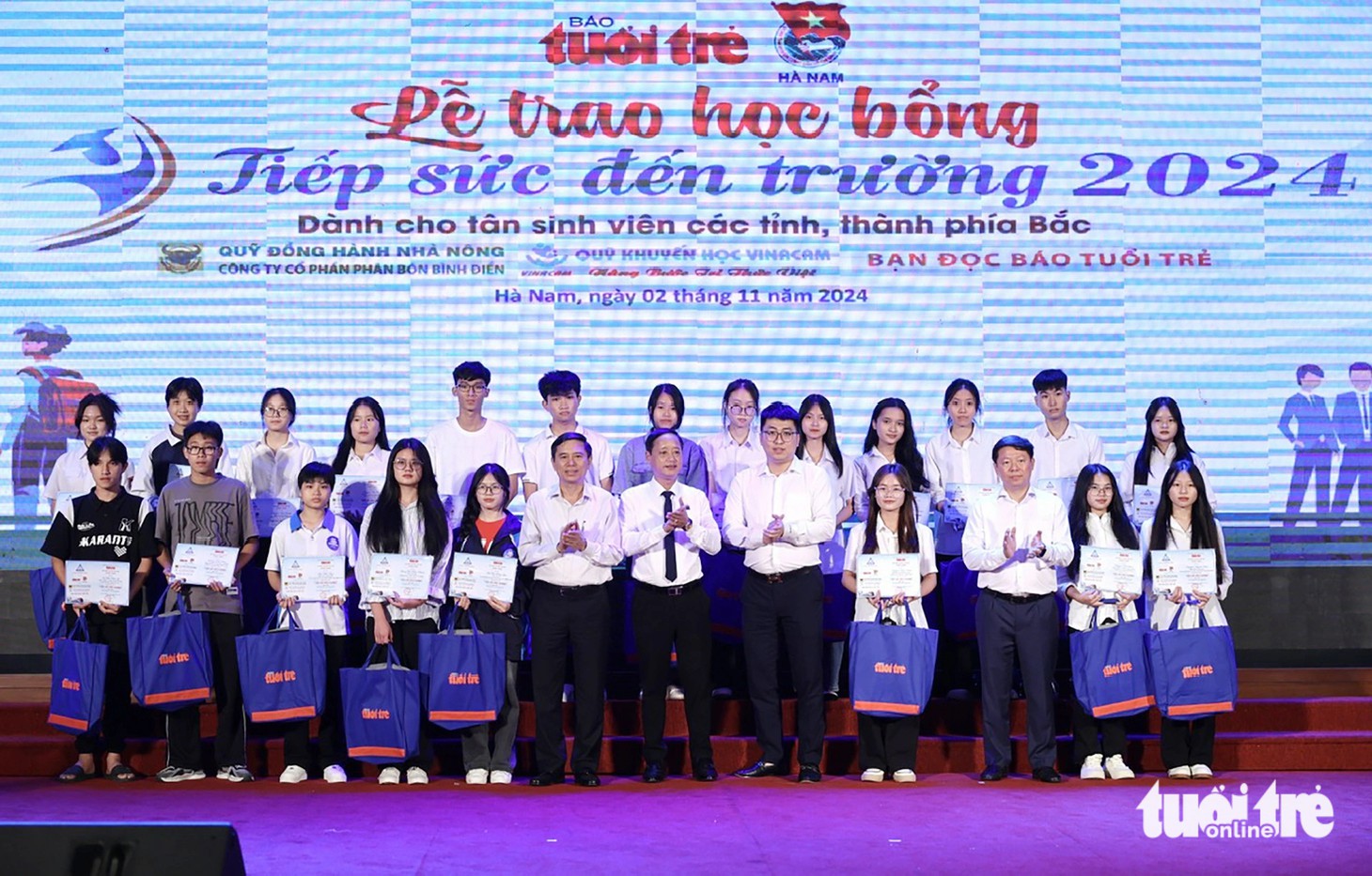 Tiếp sức đến trường 19 tỉnh phía Bắc: Đau xót đi học bằng tiền viếng mẹ, nhưng tin vào tương lai! - Ảnh 24.