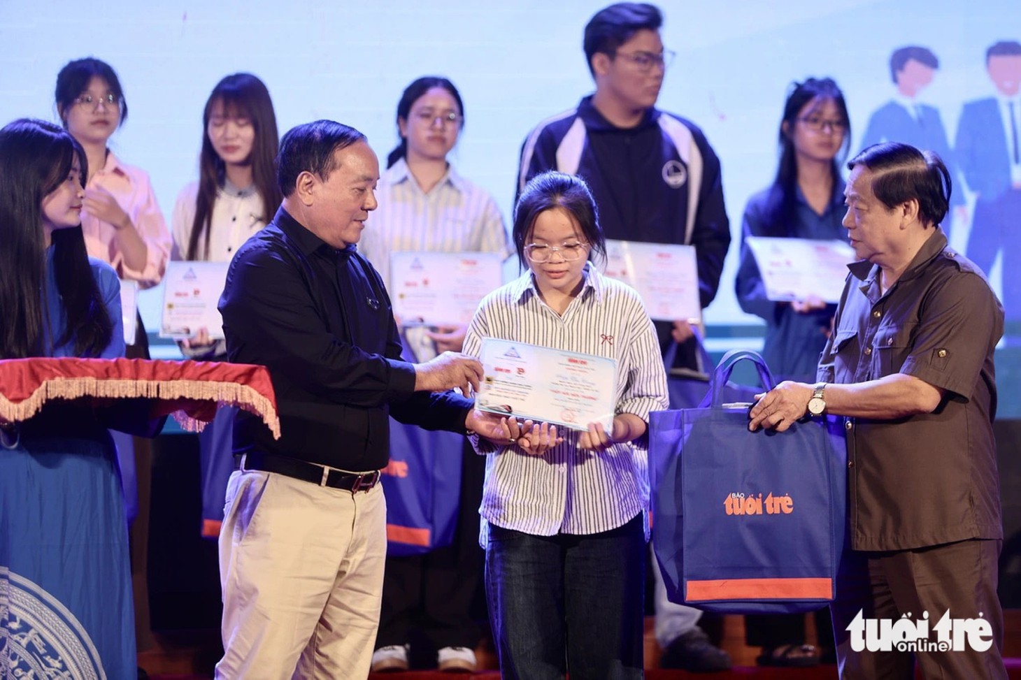 Tiếp sức đến trường 19 tỉnh phía Bắc: Đau xót đi học bằng tiền viếng mẹ, nhưng tin vào tương lai! - Ảnh 28.