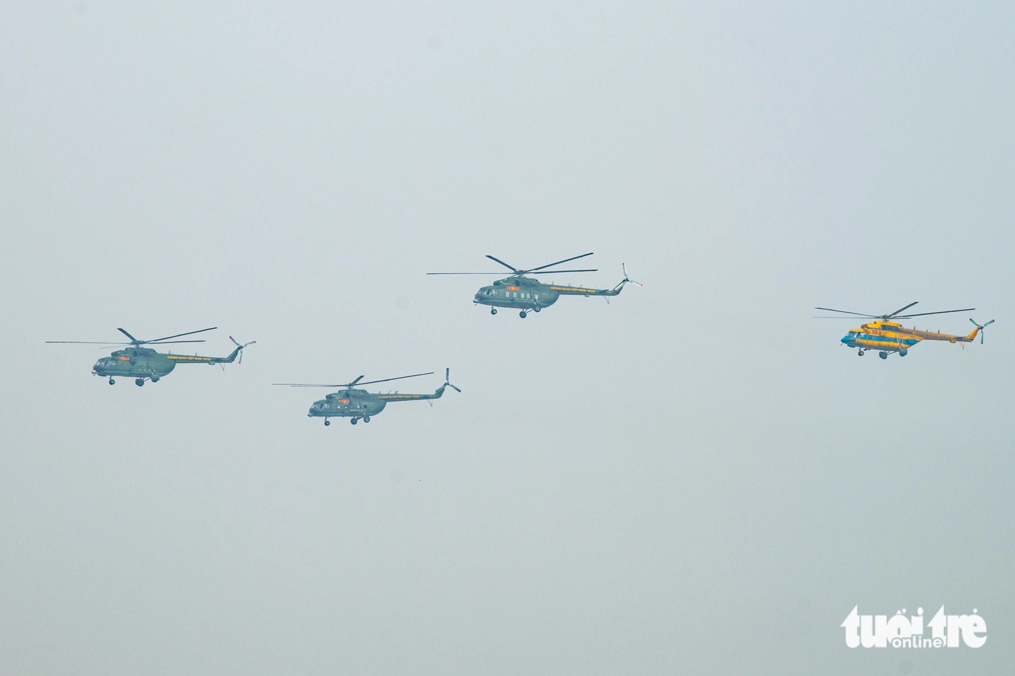 7 chiếc tiêm kích Su30-MK2 bay trên bầu trời Hà Nội - Ảnh 4.