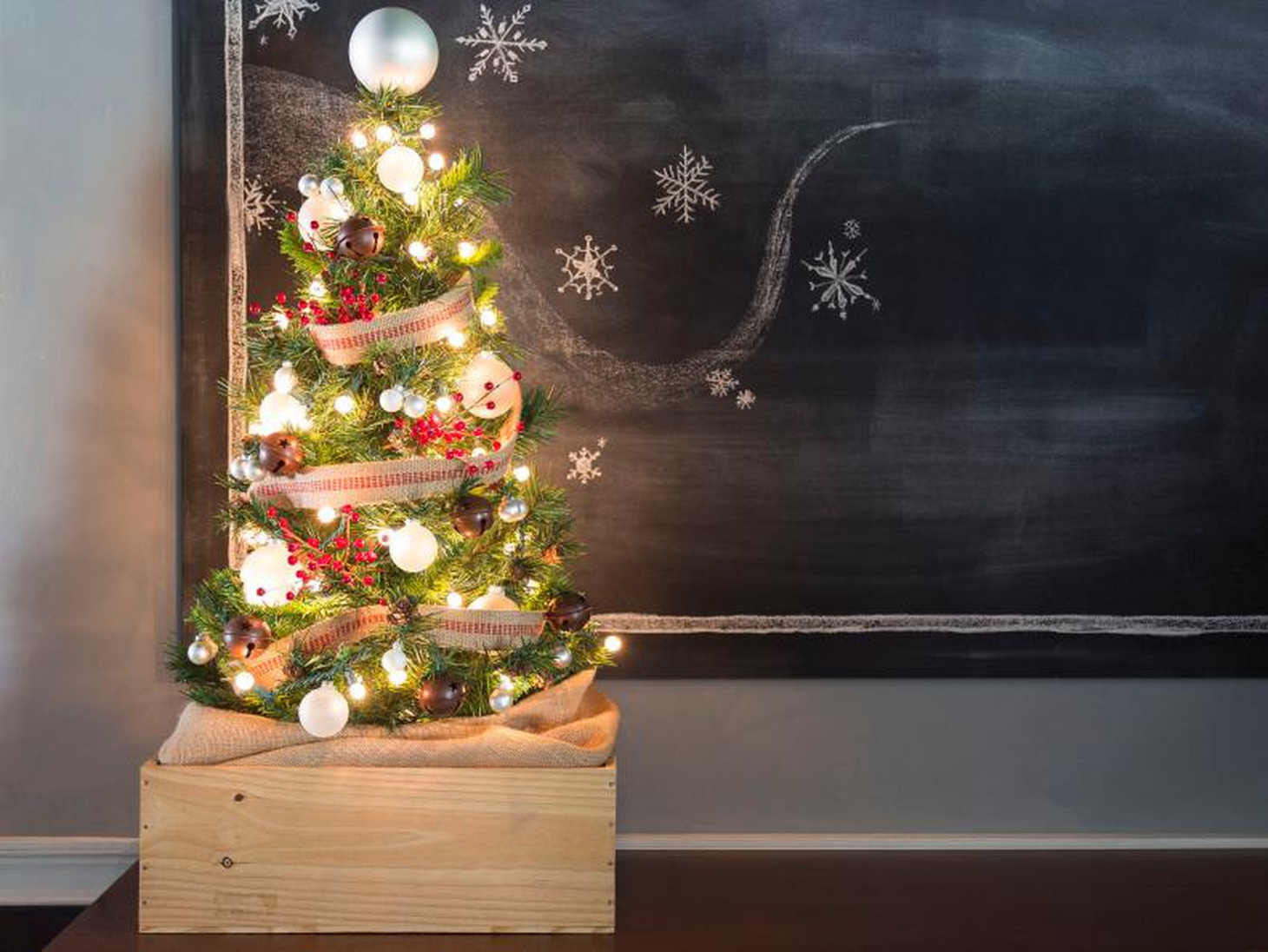 10 ý tưởng dễ dàng để trang trí cây thông Noel để bàn - Ảnh 6.