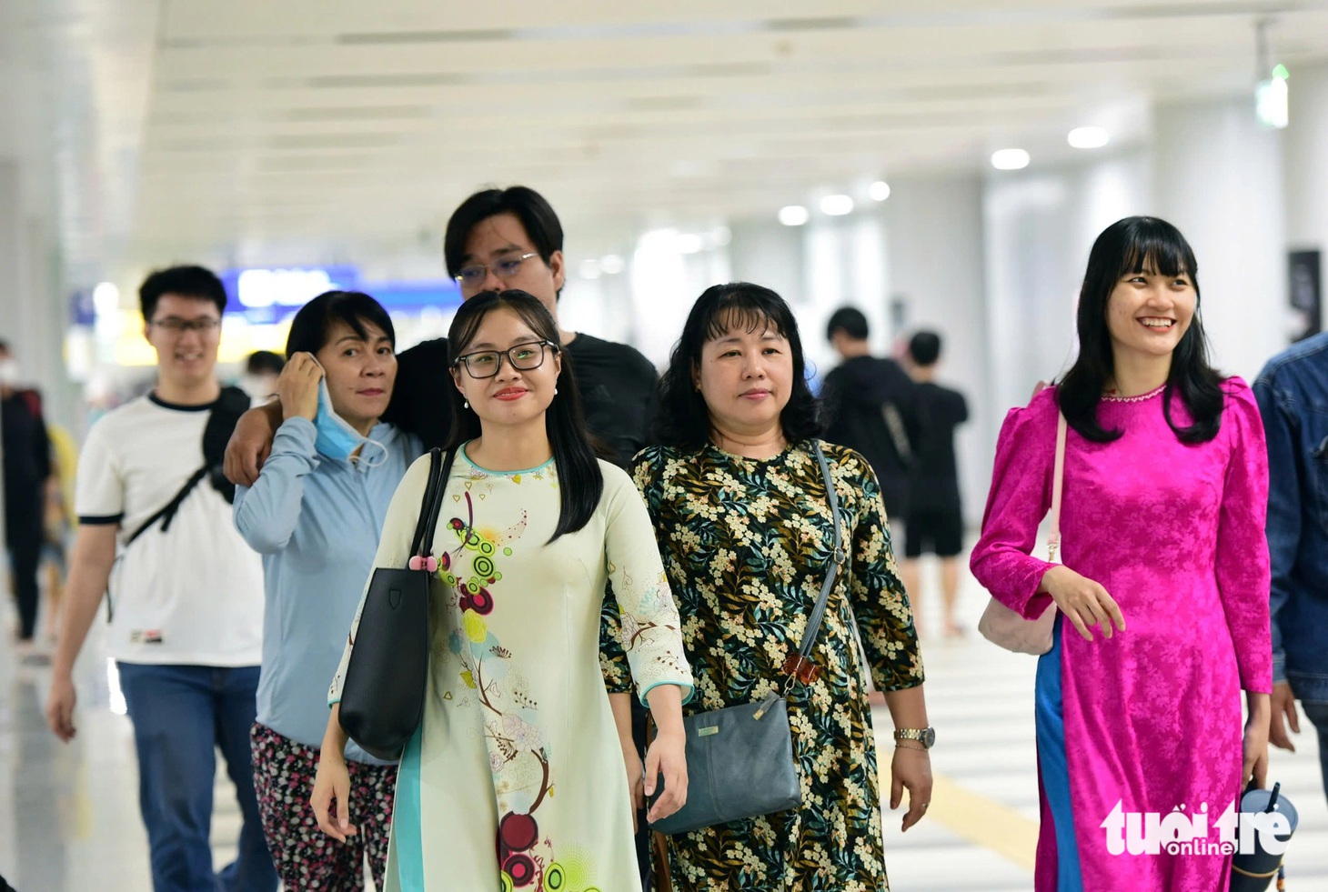Metro số 1 nhộn nhịp ngày cuối năm, sẽ tăng cả số chuyến và giờ chạy - Ảnh 6.