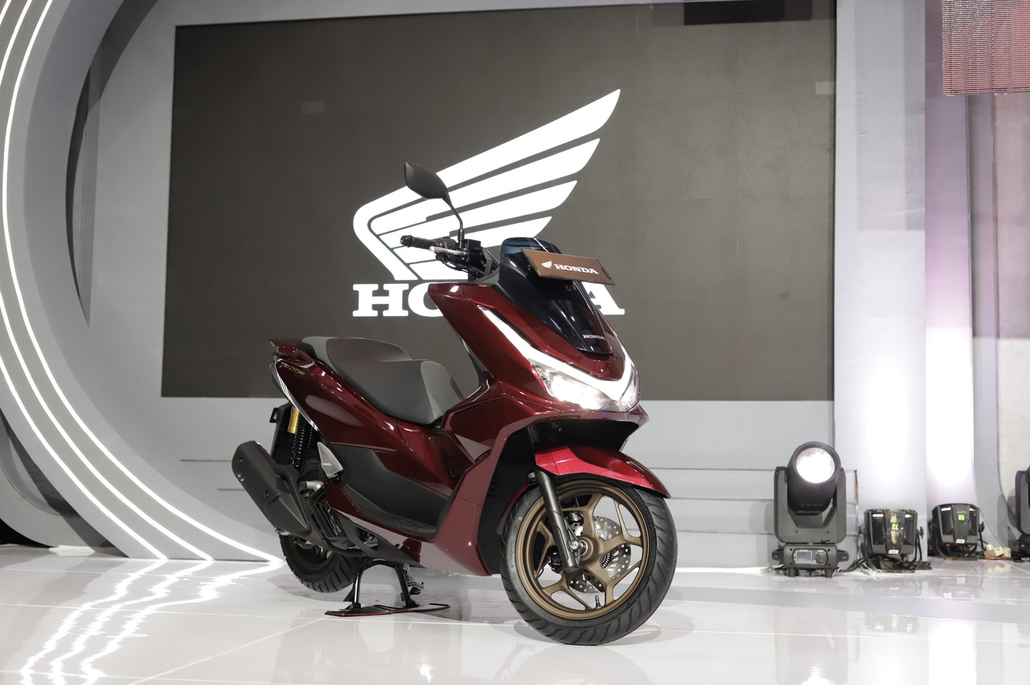 Honda PCX 160 2025 ra mắt: Diện mạo mới, thêm tính năng,động cơ cũ, chờ ngày về Việt Nam - Ảnh 1.