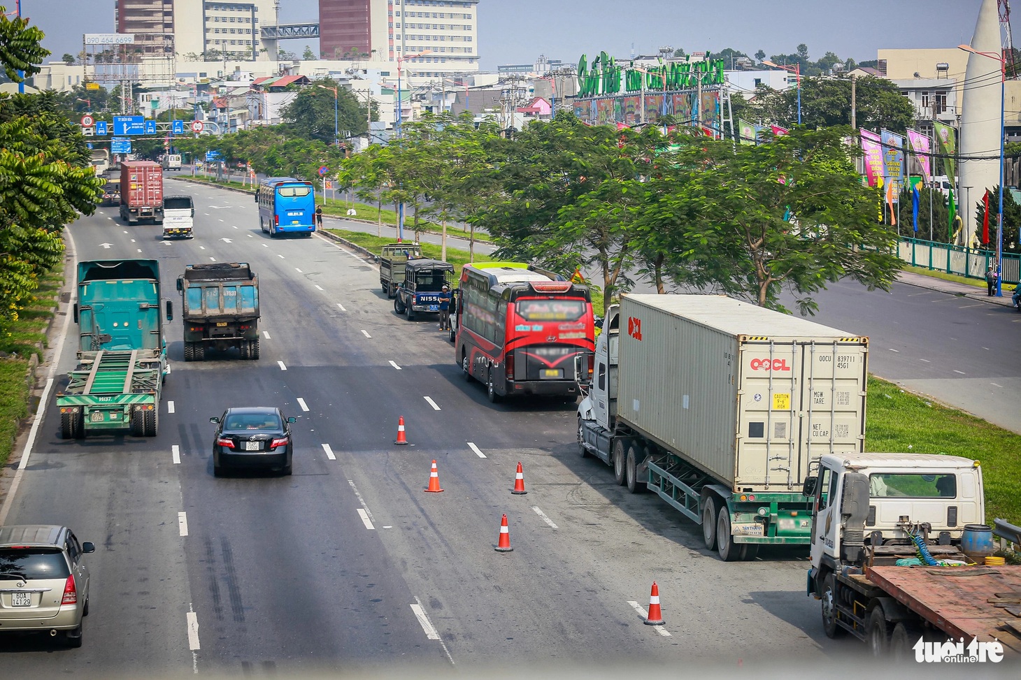Cạnh ngay đó, cơ quan chức năng lập chốt kiểm tra nồng độ cồn và hành chính của xe tải, xe khách - Ảnh: CHÂU TUẤN