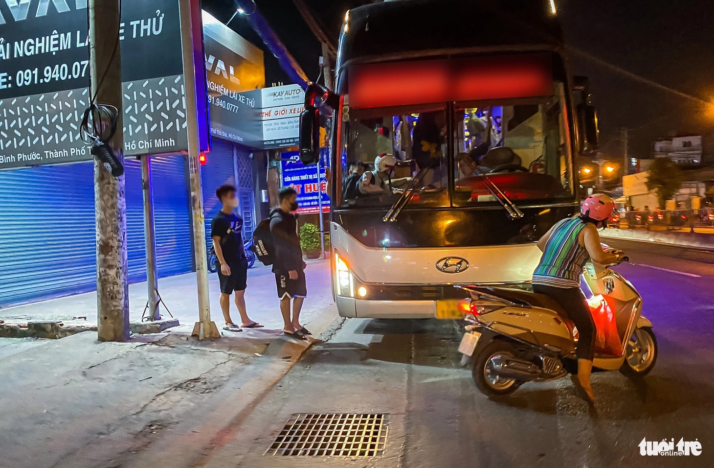 Một xe đón khách trước cây xăng gần giao lộ Hiệp Bình và quốc lộ 13 (thuộc phường Hiệp Bình Phước, TP Thủ Đức) - Ảnh: THU DUNG