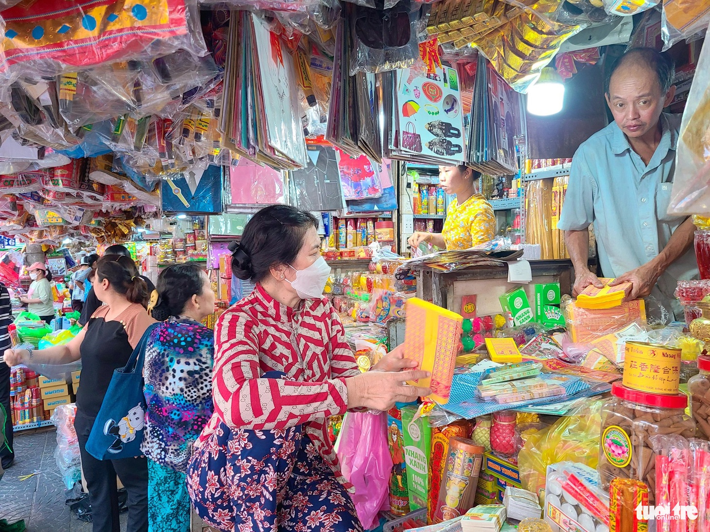 Nhiều tiểu thương chia sẻ trước ngày 22 tháng chạp vẫn trong cảnh "ngủ gật", trong khi những năm trước đã mua bán sôi động - Ảnh: NHẬT XUÂN