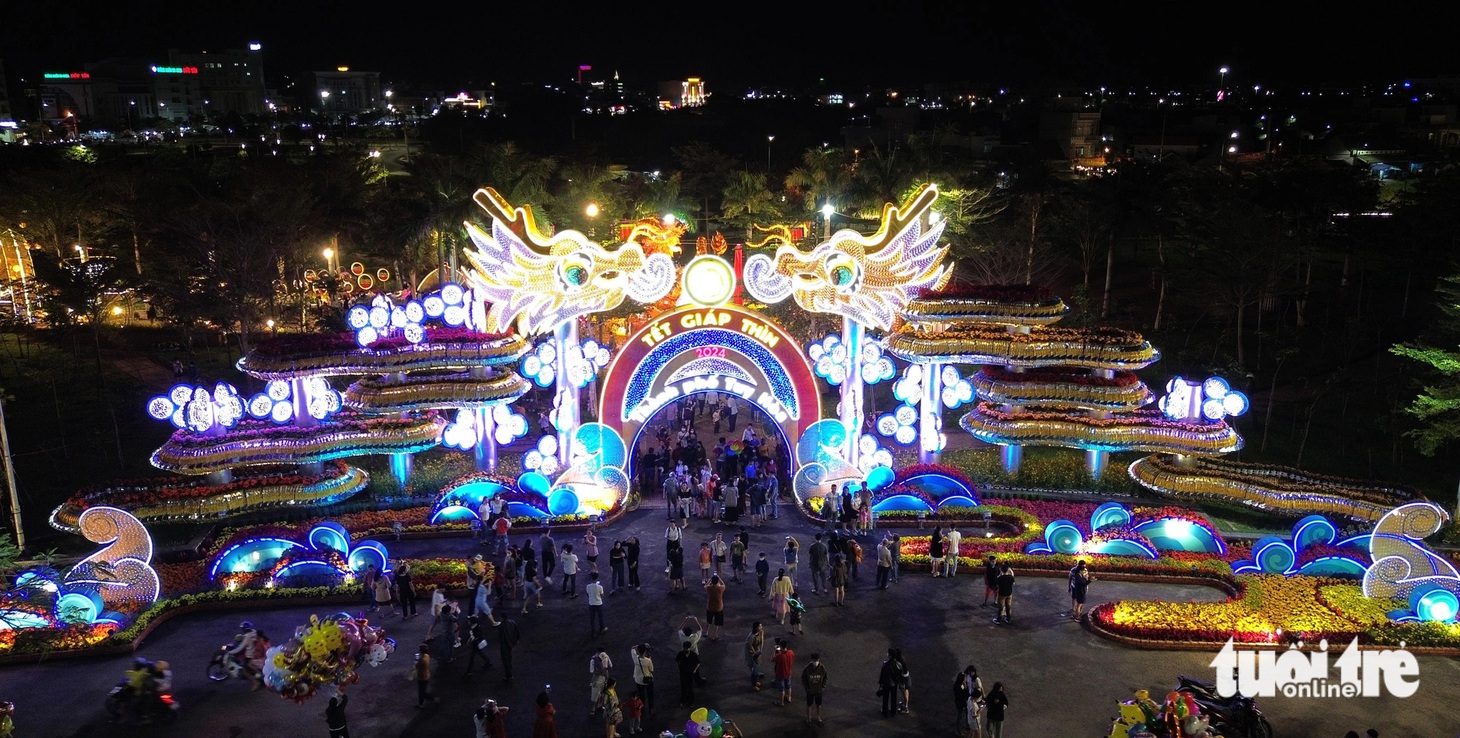 Đại cảnh ở vị trí cổng phụ đường Hùng Vương (công viên Thanh thiếu niên, TP Tuy Hòa) mang chủ đề