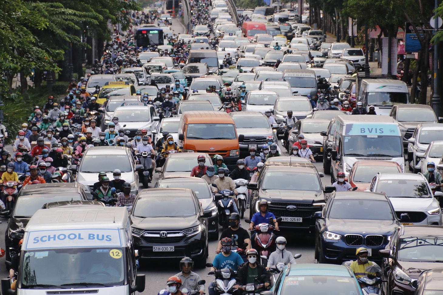 Khoảng 17h, dòng người nối đuôi nhau rồng rắn từ cầu vượt Cộng Hòa đến đường Hoàng Văn Thụ (quận Tân Bình) - Ảnh: TIẾN QUỐC