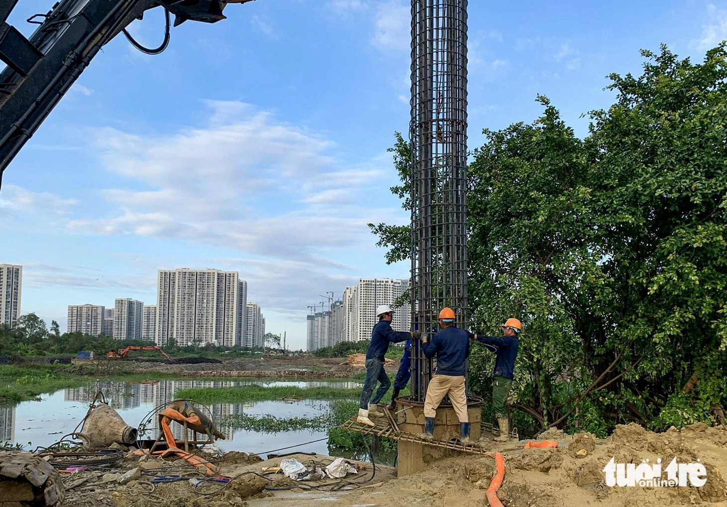 Các công nhân, kỹ sư tất bật làm việc trên công trường vành đai 3 (TP Thủ Đức) dịp đầu năm mới - Ảnh: CHÂU TUẤN