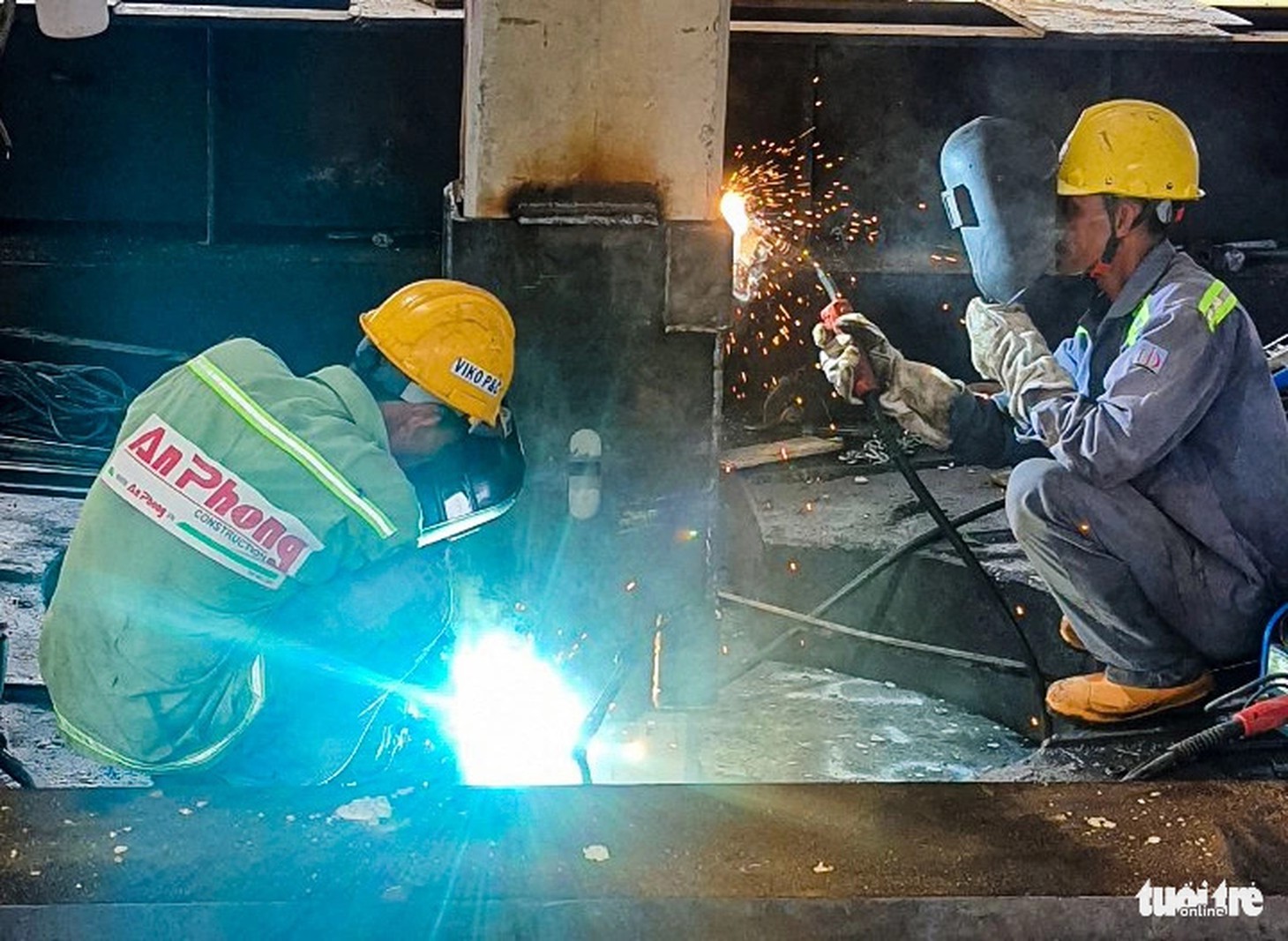 Trong khi đó tại công trình hầm chui Nguyễn Văn Linh, mọi công tác xây dựng vẫn diễn ra tấp nập. Chủ đầu tư cho biết sau khi rào chắn nút giao Nguyễn Văn Linh - Nguyễn Hữu Thọ, các nhà thầu sẽ tập trung đẩy nhanh tiến độ để sớm hoàn thành, giảm ảnh hưởng đến việc đi lại của người dân.