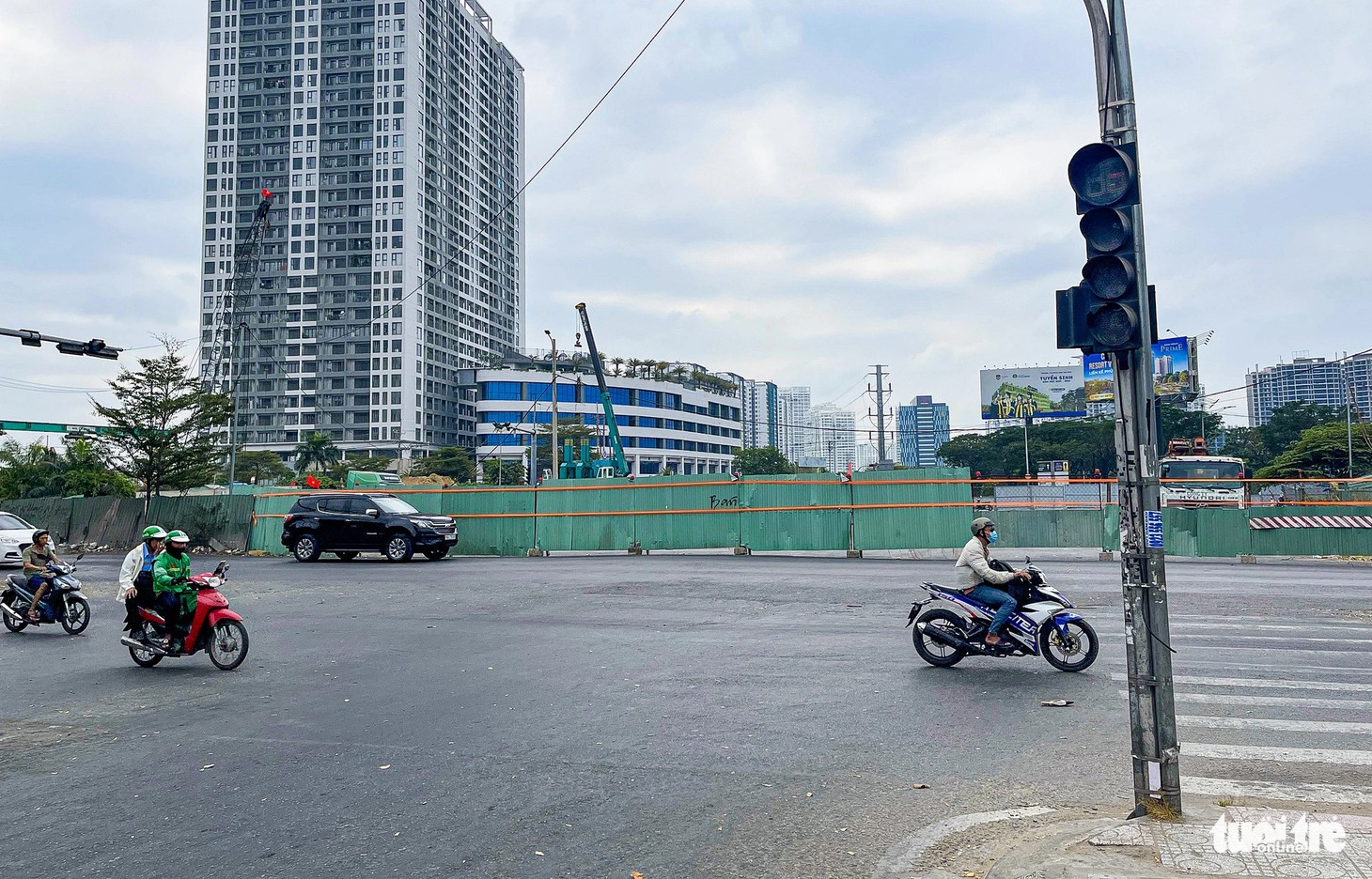 Mục đích rào chắn giao lộ này để xây dựng đồng bộ hầm chui Nguyễn Văn Linh, đảm bảo thông xe hầm HC2 (bên phải hướng đường Phạm Văn Nghị đi cầu Ông Lớn) trước ngày 31-7. Thông xe nhánh hầm còn lại và toàn bộ công trình trước ngày 31-12.
