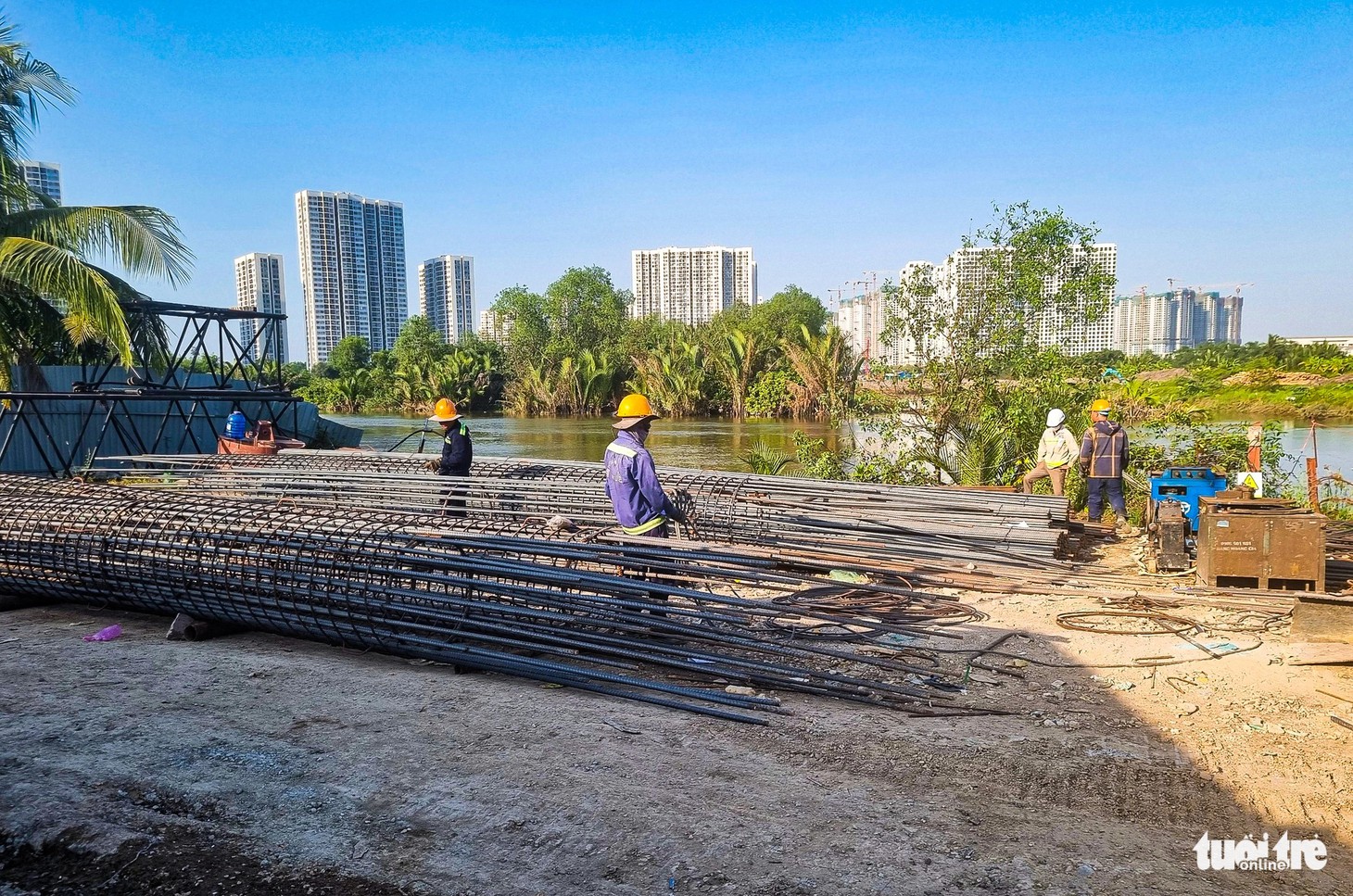 Theo ông Lương Minh Phúc, việc thi công xuyên Tết là món quà mà Ban Giao thông muốn gửi tặng đến người dân TP.HCM. Qua đó thể hiện được sự quyết tâm, sớm đưa các công trình về đích, phục vụ việc đi lại thuận lợi hơn.