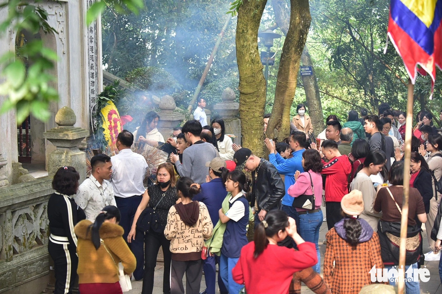 Tương truyền đây là mộ Hùng Vương thứ VI, trước khi chết vua đã căn dặn con cháu "khi ta chết hãy chôn ta trên đỉnh núi Cả, đứng trên núi cho ta còn trông nom bờ cõi cho con cháu...". Trong ảnh: khách viếng lăng Hùng Vương chiều mùng 1 Tết - Ảnh: T.T.D.