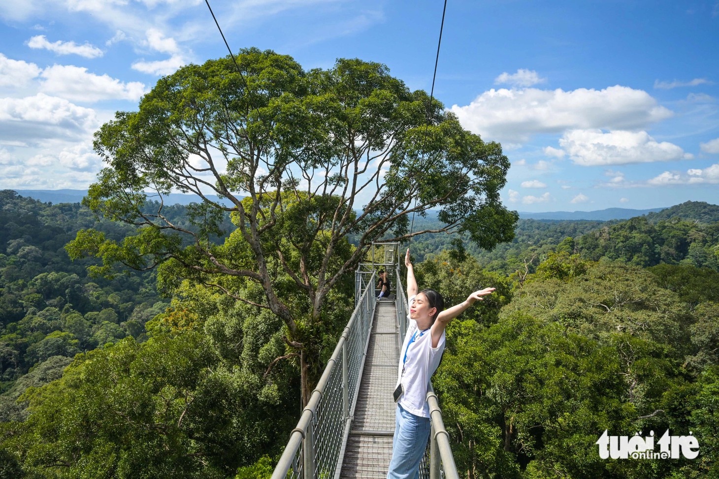 Du khách tận hưởng không gian trong lòng công viên quốc gia Ulu Temburong, Brunei