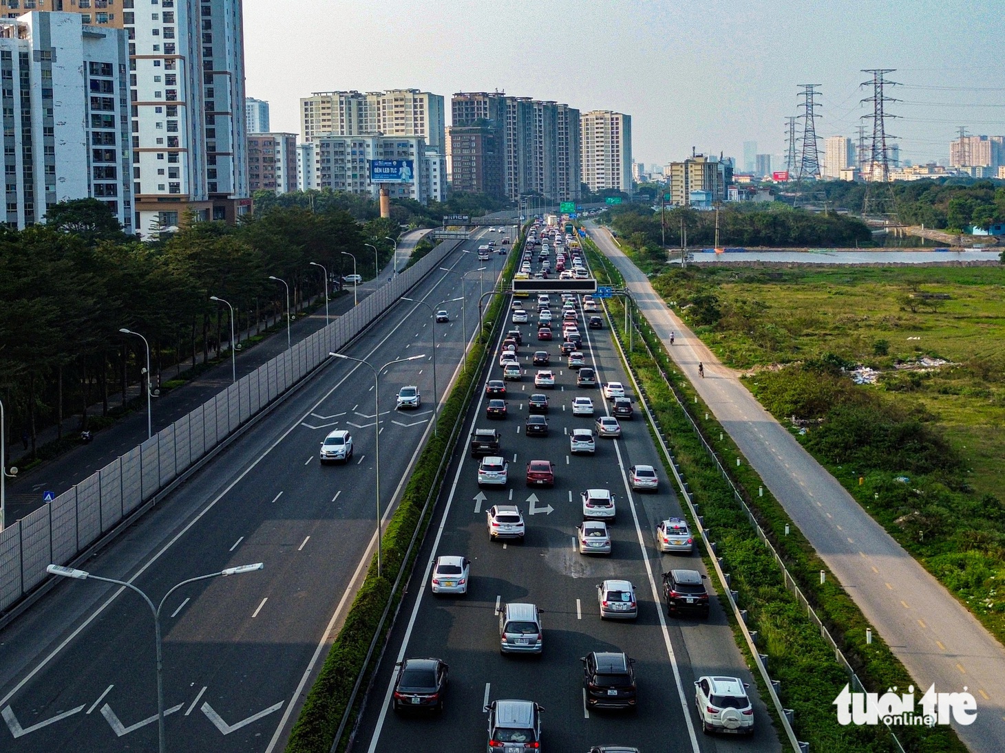 Càng về cuối giờ chiều, lượng xe đổ về Hà Nội từ cửa ngõ phía nam càng đông đúc