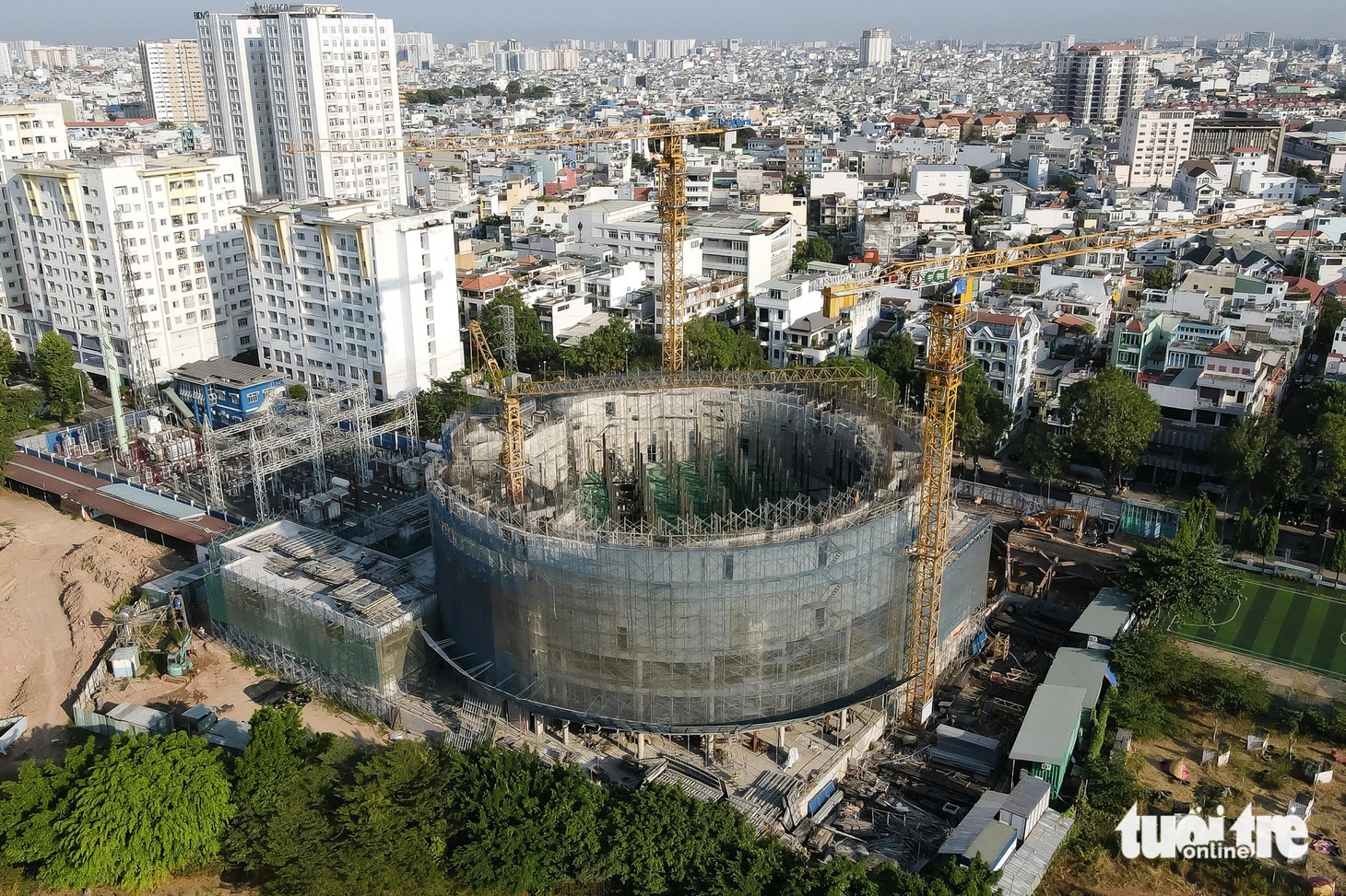Với phần sân khấu 2.000 chỗ, nhà thầu đã triển khai đặt hàng các loại thiết bị trọng yếu với các hãng sản xuất nước ngoài. Việc nhập hàng và lắp đặt được nhà thầu đảm bảo thực hiện đồng bộ với tiến độ thi công xây lắp - Ảnh: PHƯƠNG NHI