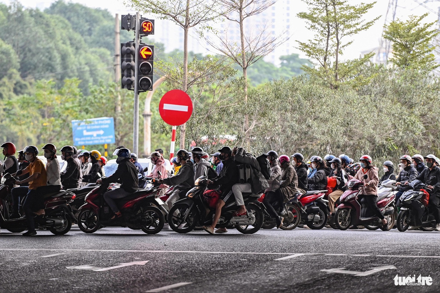 Ở phía quốc lộ 1 và đường dành cho xe máy, lượng phương tiện cũng có xu hướng tăng cao, ùn tắc