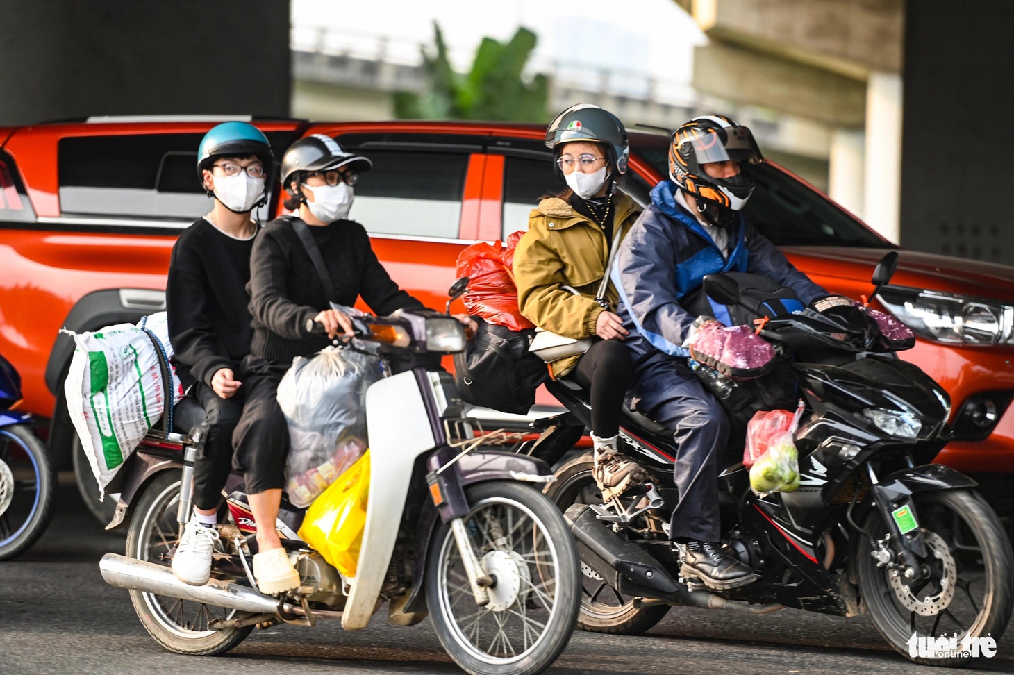 Nhiều người trong số họ lỉnh kỉnh đồ đạc để trở lại thành phố sau kỳ nghỉ Tết kéo dài