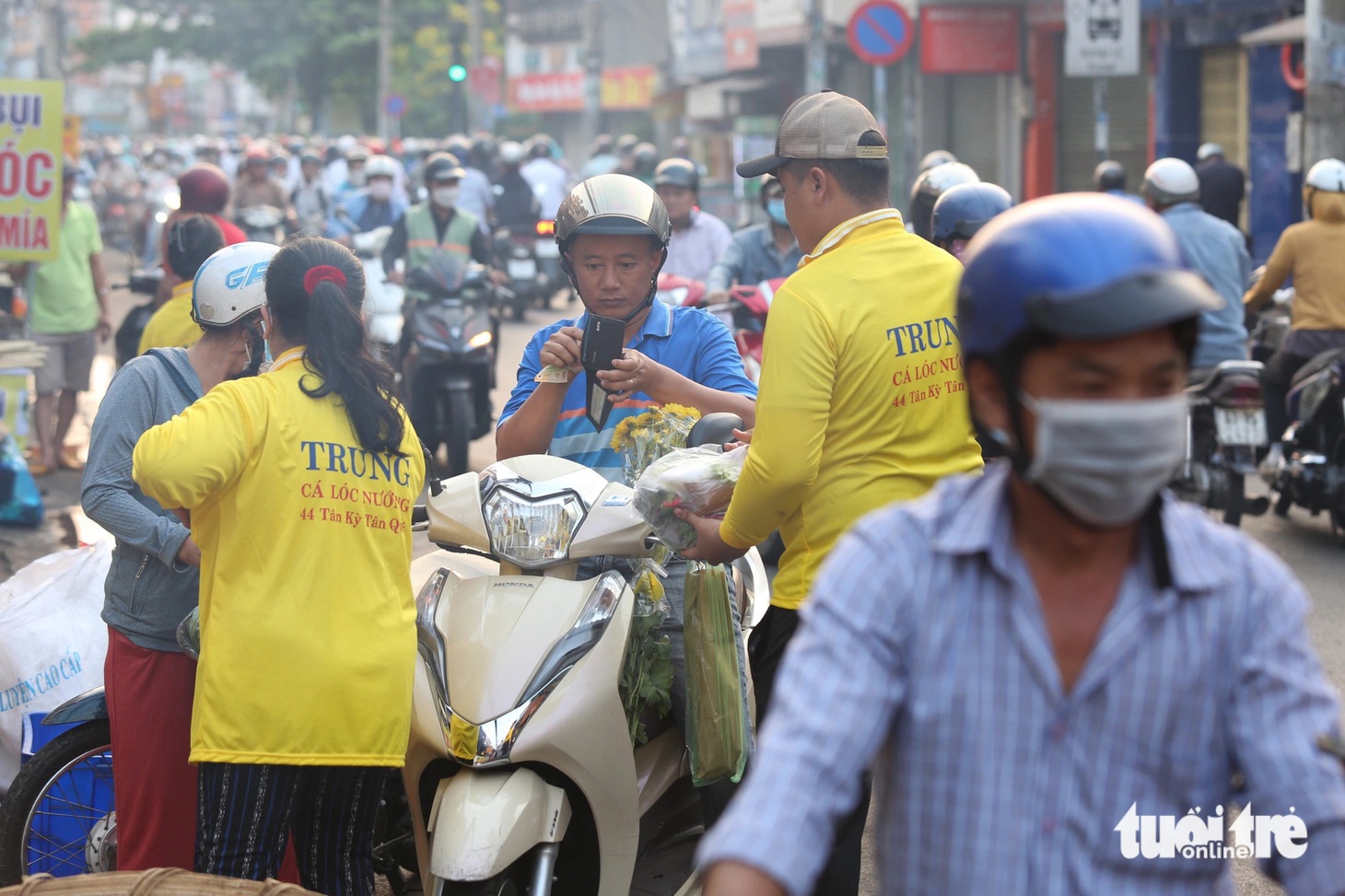 Anh Thiện mua cá và hoa cúng để kịp giờ đi làm. "Đồ cúng nên dù có tăng thì tôi cũng thấy không đáng kể, miễn là hàng chất lượng", anh cho biết