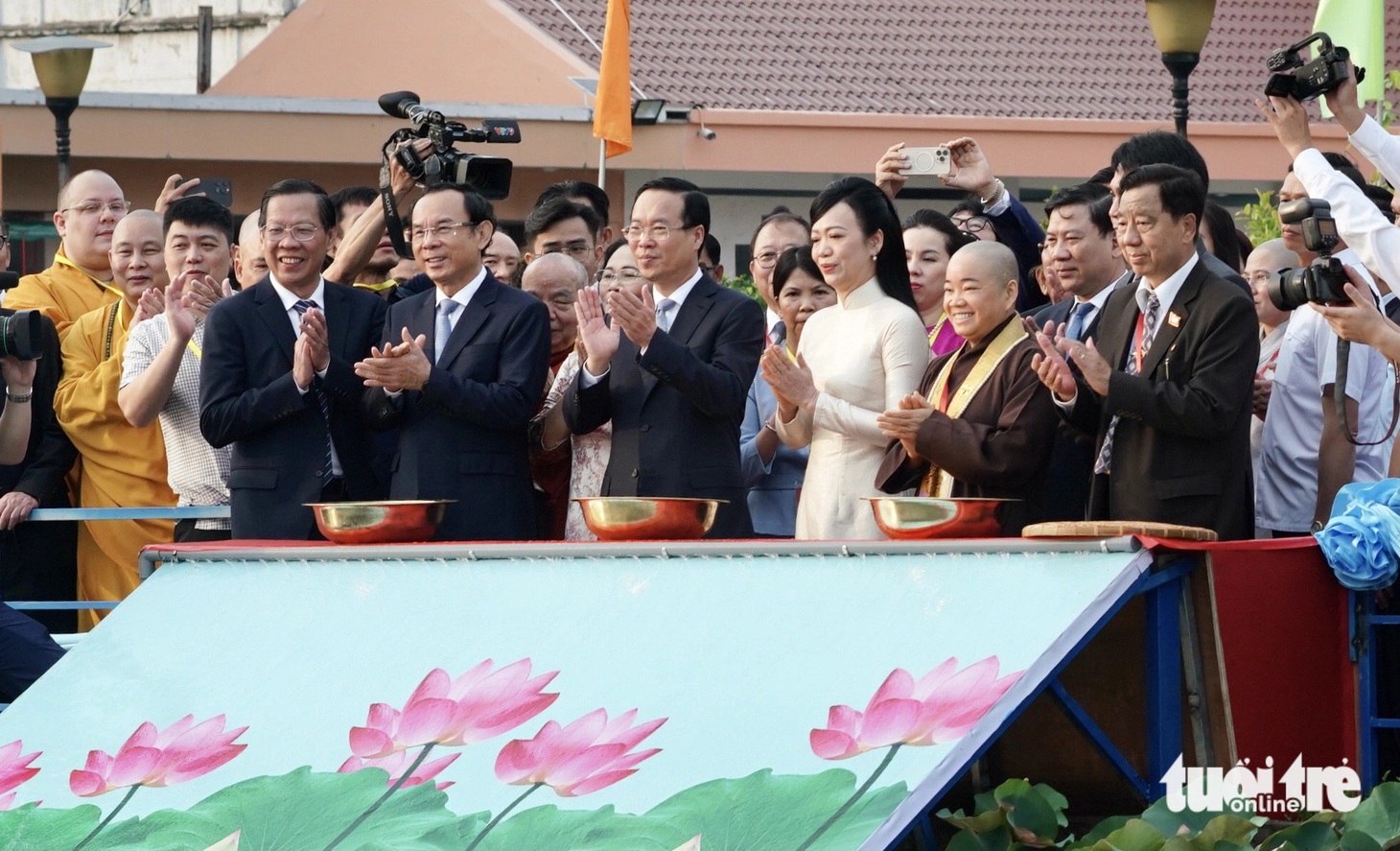 Chủ tịch nước Võ Văn Thưởng cùng phu nhân, Bí thư Thành ủy TP.HCM Nguyễn Văn Nên, Chủ tịch UBND TP.HCM Phan Văn Mãi thực hiện nghi thức thả cá chép truyền thống nhân ngày Tết ông Công, ông Táo - Ảnh: HỮU HẠNH