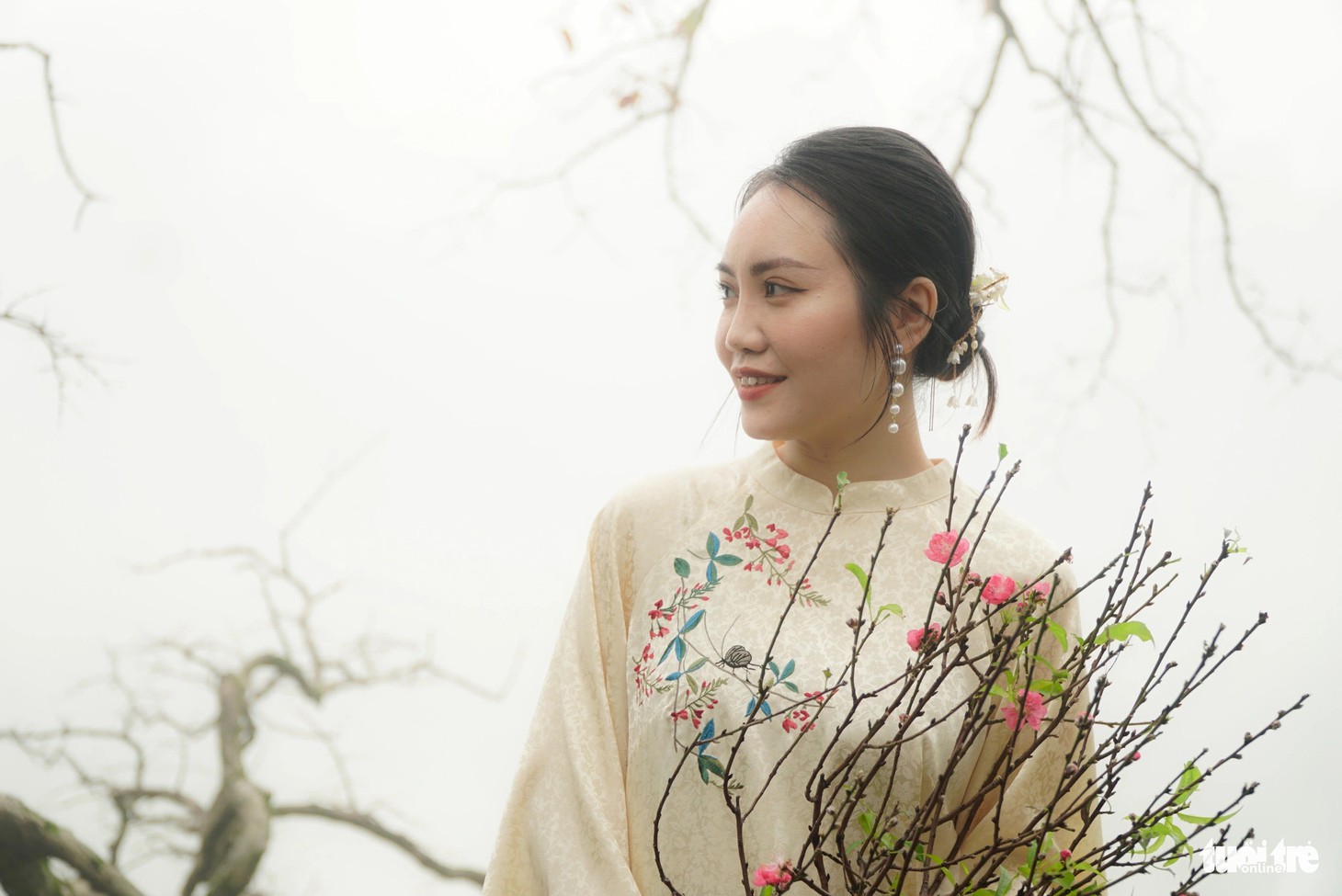 Sương mù làm cho không gian tại hồ Gươm thêm mờ ảo - Ảnh: NGUYỄN HIỀN