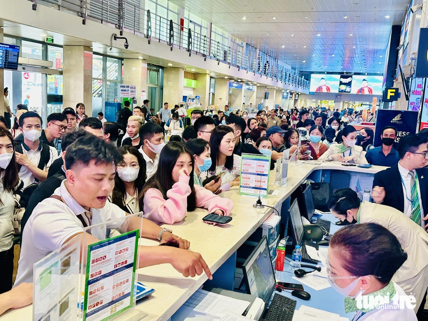 Nhiều chuyến bay bị delay, khách tập trung đông ở quầy đại diện một hãng hàng không yêu cầu bồi thường và bố trí chuyến bay giải tỏa khách - Ảnh: CÔNG TRUNG