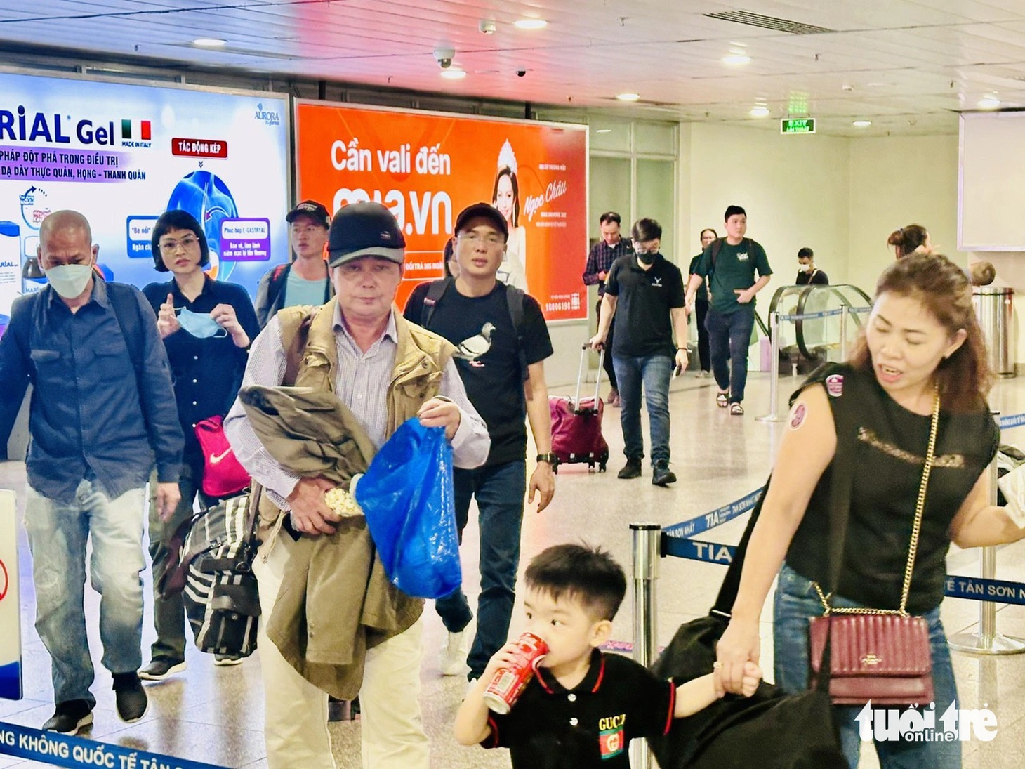 Lối đi lên khu vực soi chiếu an ninh thông thoáng - Ảnh: CÔNG TRUNG