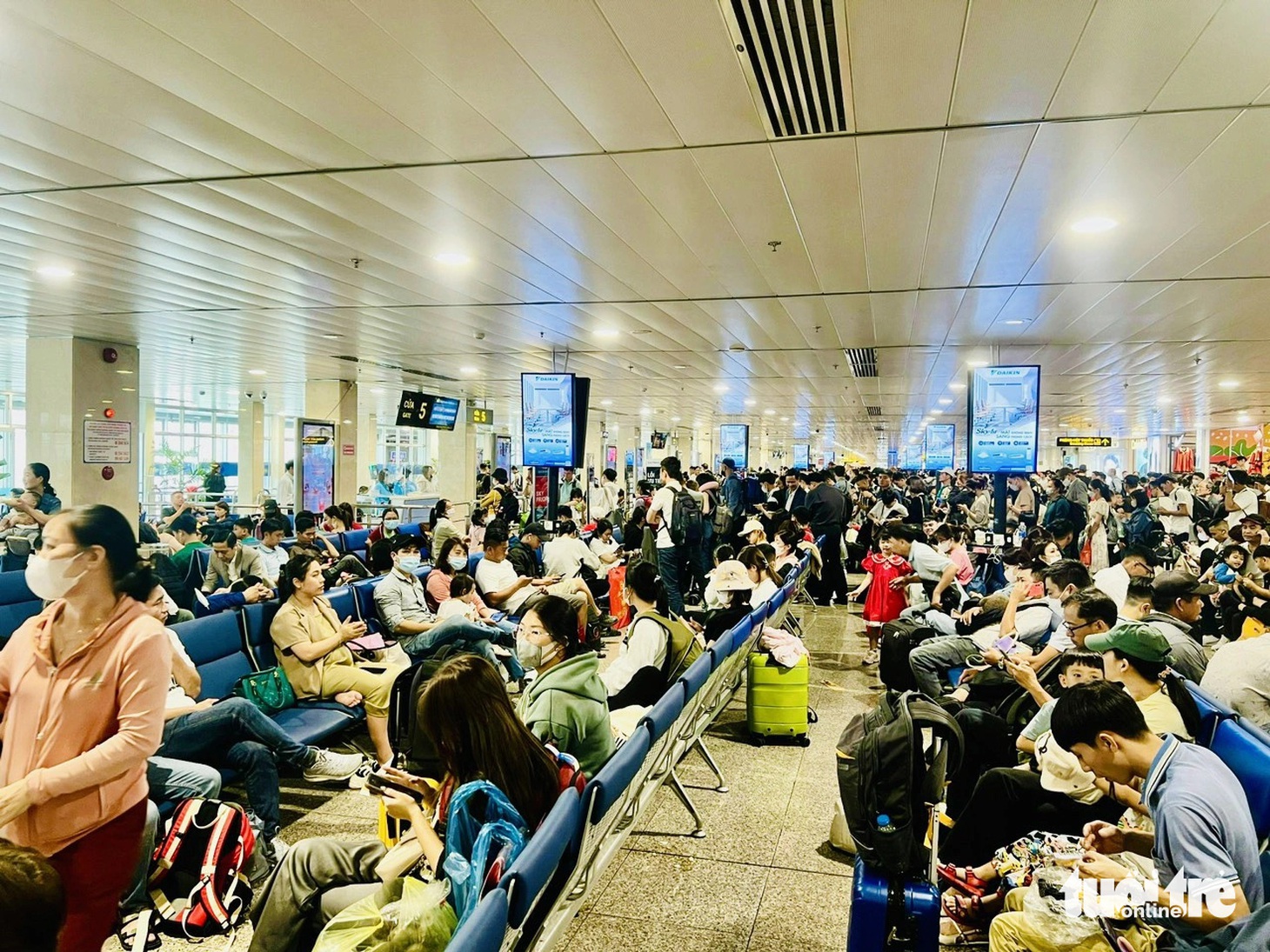 Khu vực chờ ra máy bay đông khách, ghế ngồi chờ gần như không còn ghế trống - Ảnh: C.TRUNG