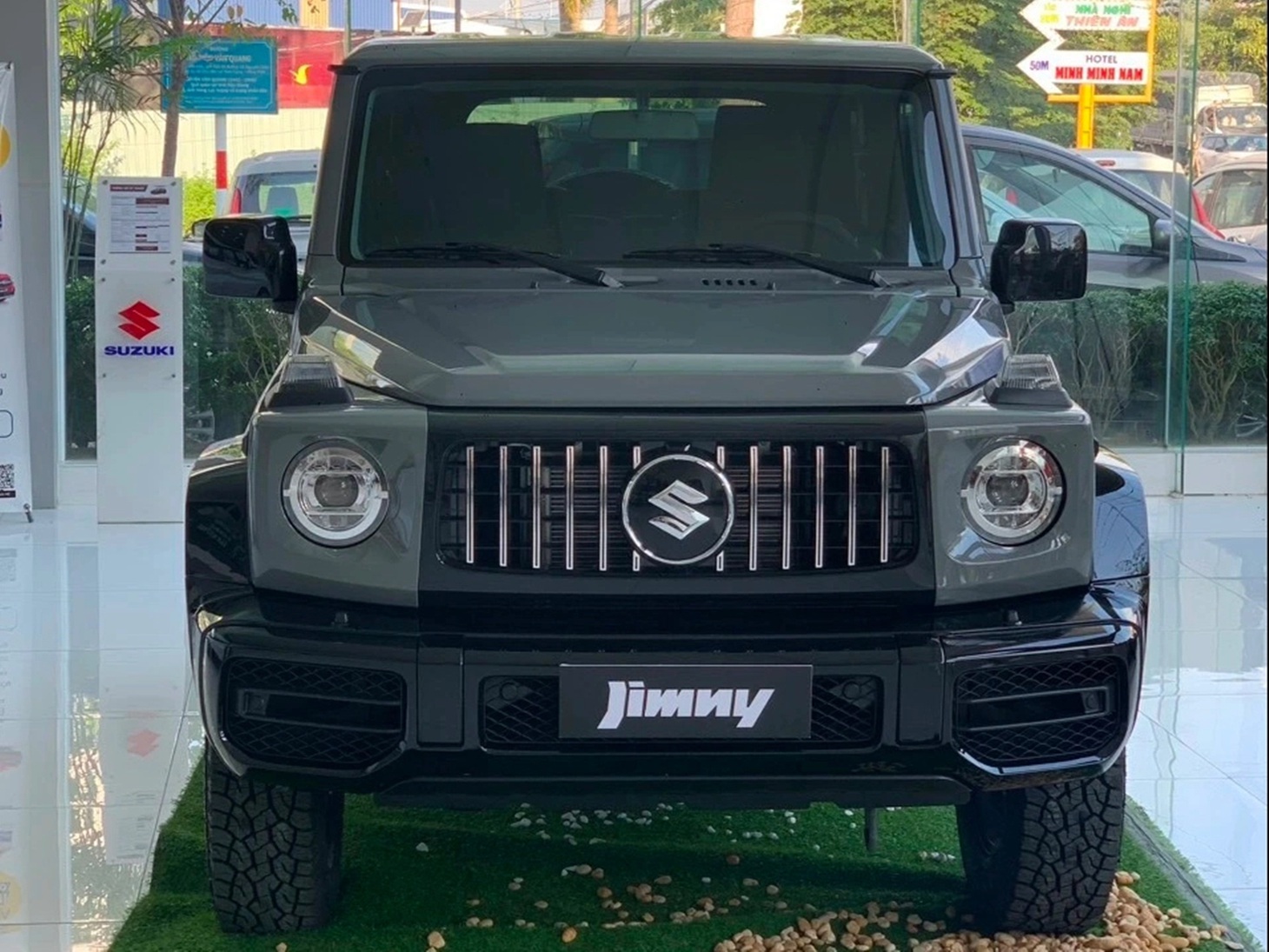 Suzuki Jimny độ vẫn giữ nguyên động cơ từ phiên bản gốc. Động cơ 1.5L mã K15B, tương tự như XL7, sản xuất công suất 103 mã lực và mô-men xoắn cực đại 138Nm, kết hợp với hộp số tự động 4 cấp và dẫn động 4 bánh