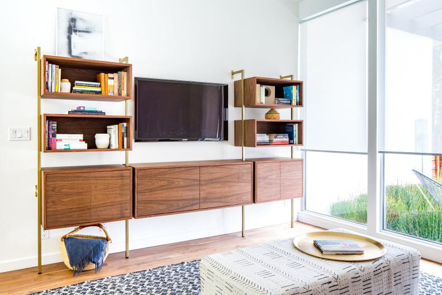 Kết hợp kệ âm tường giữa hệ thống tủ kệ nổi để chứa tivi - Ảnh: HGTV