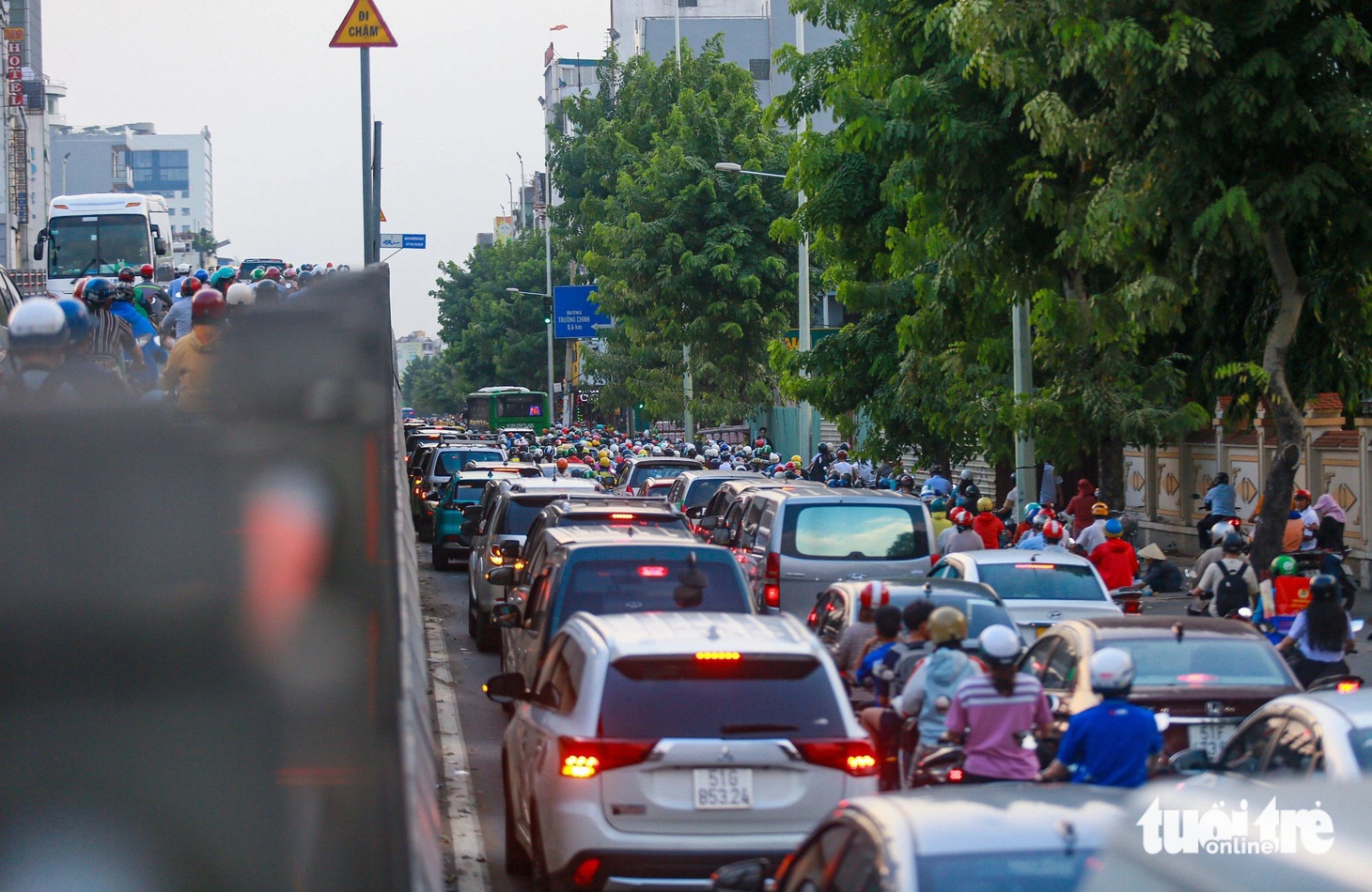 Việc mở rộng đường Hoàng Hoa Thám được kỳ vọng sẽ giảm áp lực giao thông giao lộ Cộng Hòa đã diễn ra thời gian dài - Ảnh: CHÂU TUẤN