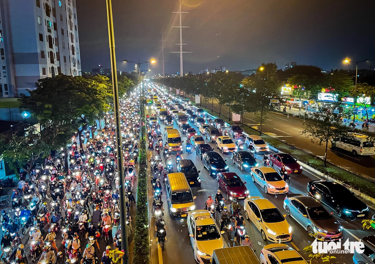 Giao thông trên đường Phạm Văn Đồng thường xuyên bị ùn ứ vào giờ cao điểm (hướng đường Lê Quang Định đi Nguyễn Xí) - Ảnh: CHÂU TUẤN