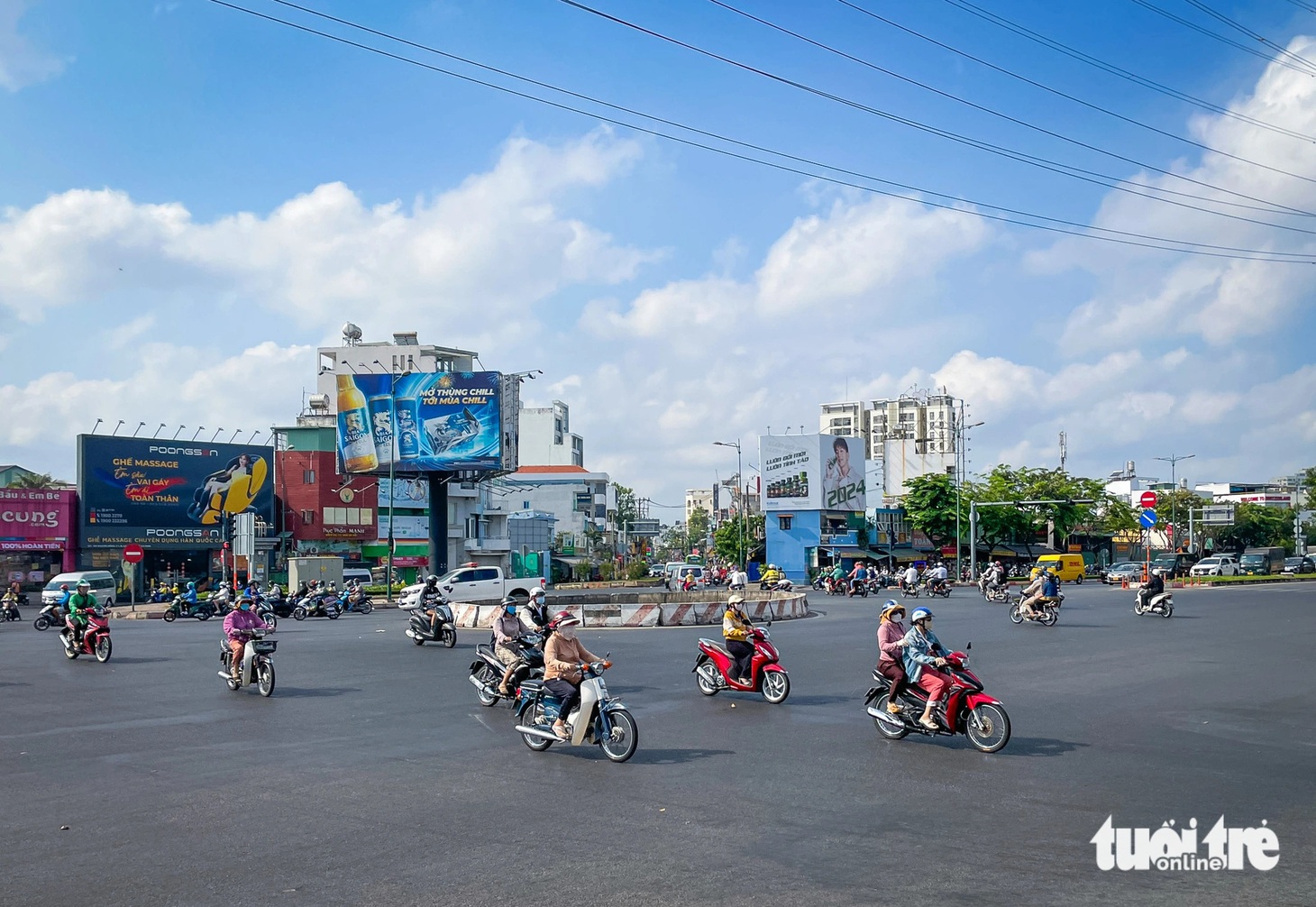 Giao lộ Phạm Văn Đồng - Lê Quang Định là nơi tập trung nhiều luồng xe từ hướng sân bay Tân Sơn Nhất, TP Thủ Đức, chợ Bà Chiểu, quận Phú Nhuận - Ảnh: CHÂU TUẤN