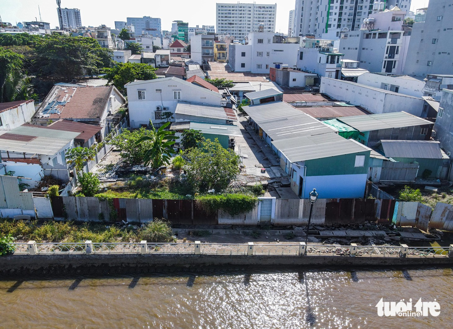 Khu vực các nhà dân gần đó đang được che chắn tạm bằng hàng rào tôn để ngăn nước