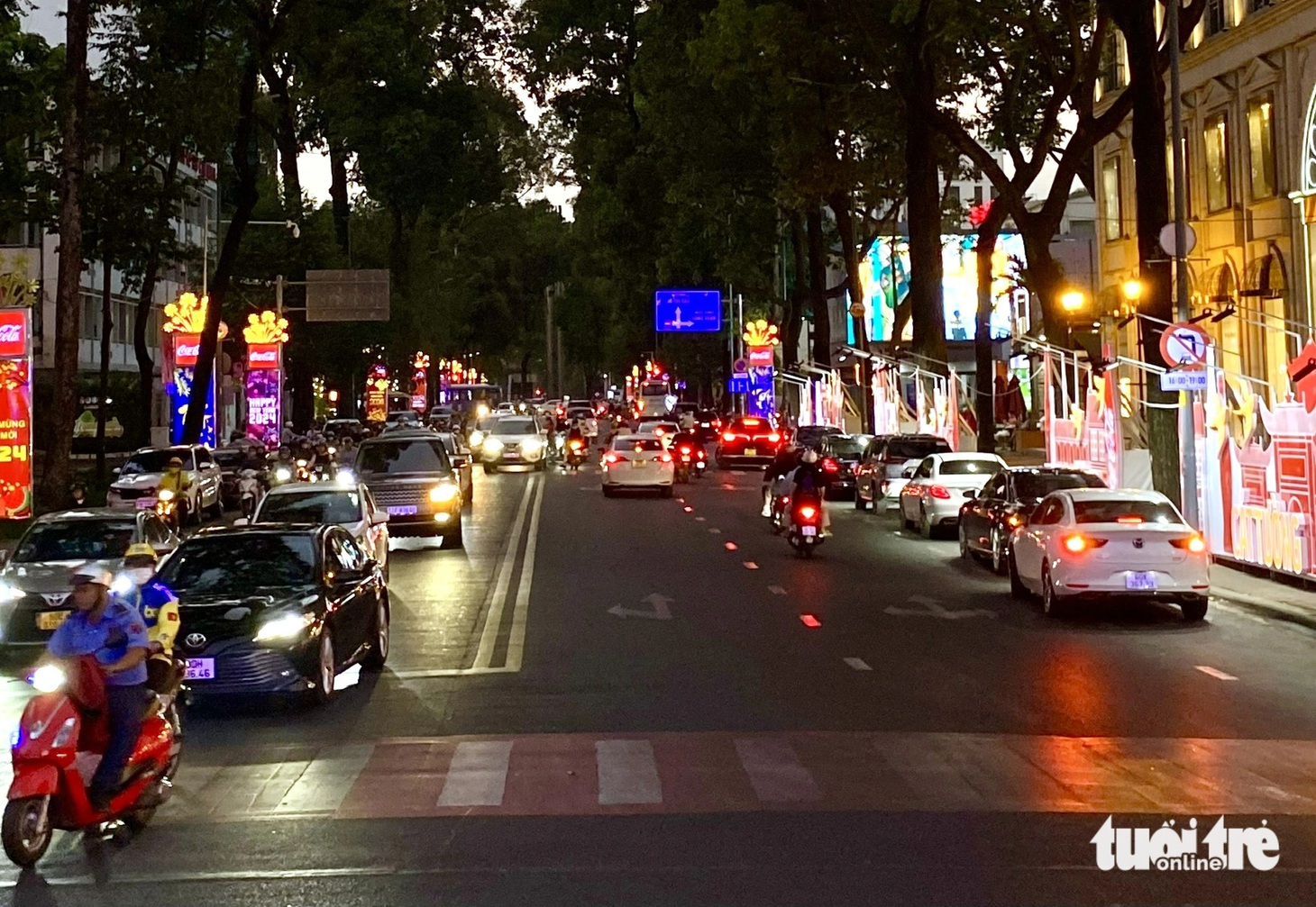 Dọc hai bên đường Phạm Ngọc Thạch (đoạn từ đường Nguyễn Thị Minh Khai đến đường Lê Duẩn, quận 1) đang có hệ thống biển quảng cáo có diện tích chiếm dụng lớn, gây cản trở người đi bộ trên vỉa hè, che khuất tầm nhìn người qua lại - Ảnh: TIẾN QUỐC