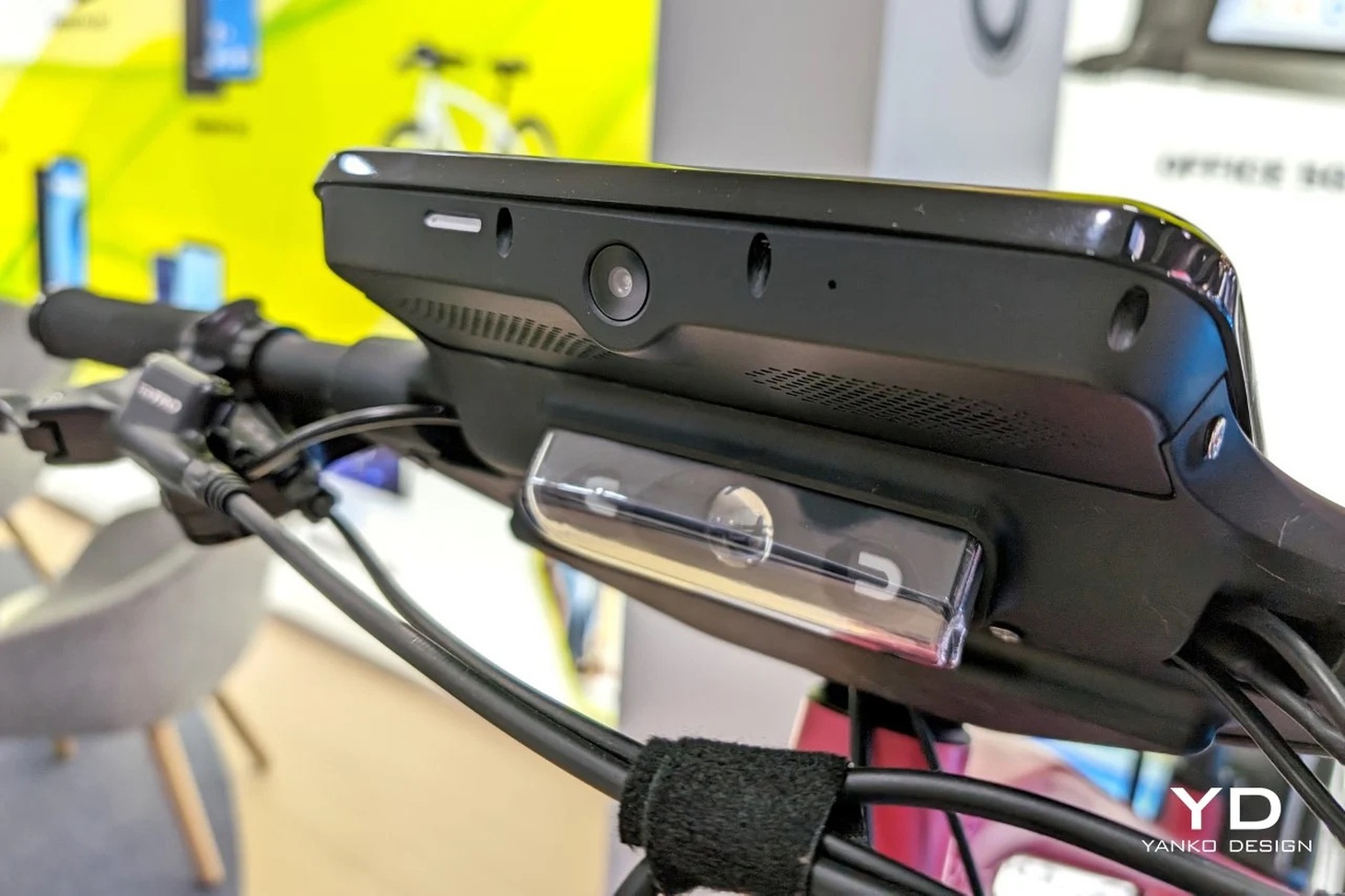 Camera phía trước cho phép người đi xe đạp chụp ảnh hoặc truyền phát video khung cảnh phía trước, khá giống với camera hành trình trên ô tô - Ảnh: Yanko Design