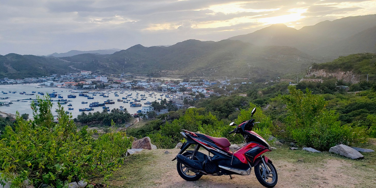 Dưới kia là làng chài Vĩnh Hy, tỉnh Ninh Thuận - Ảnh: TRẦN NAM