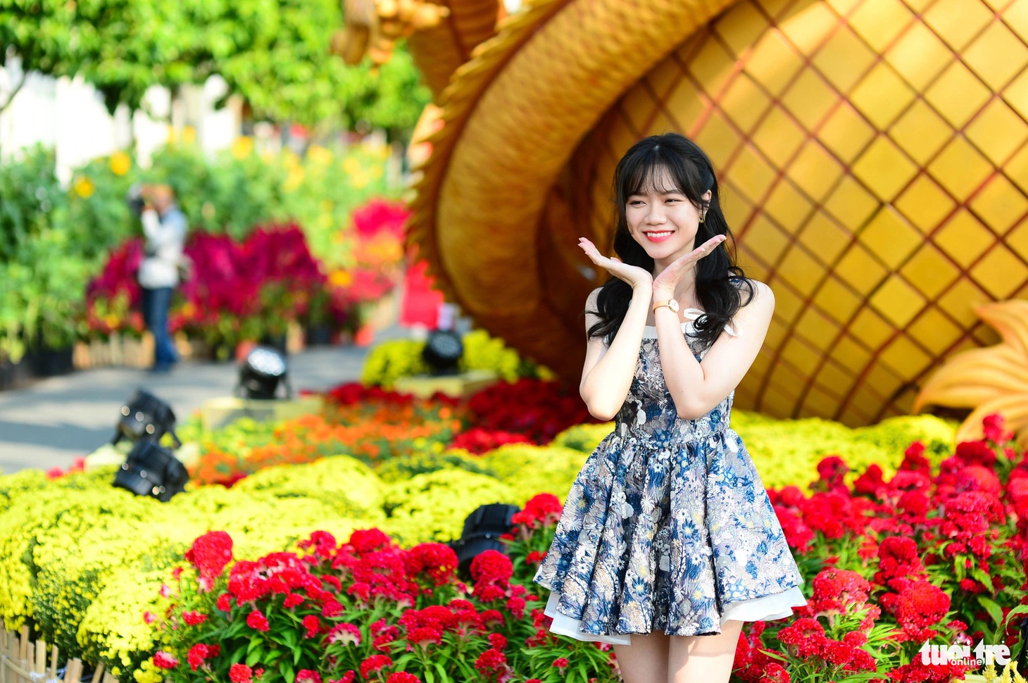 Nhiều bạn trẻ xúng xính áo quần đến đường hoa chụp ảnh kỷ niệm