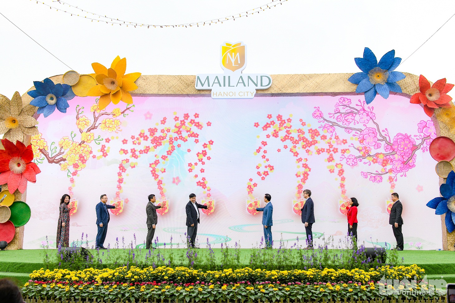 Lãnh đạo các đơn vị thực hiện nghi thức khai mạc đường hoa Home Hanoi Xuan 2024 - Ảnh: NAM TRẦN