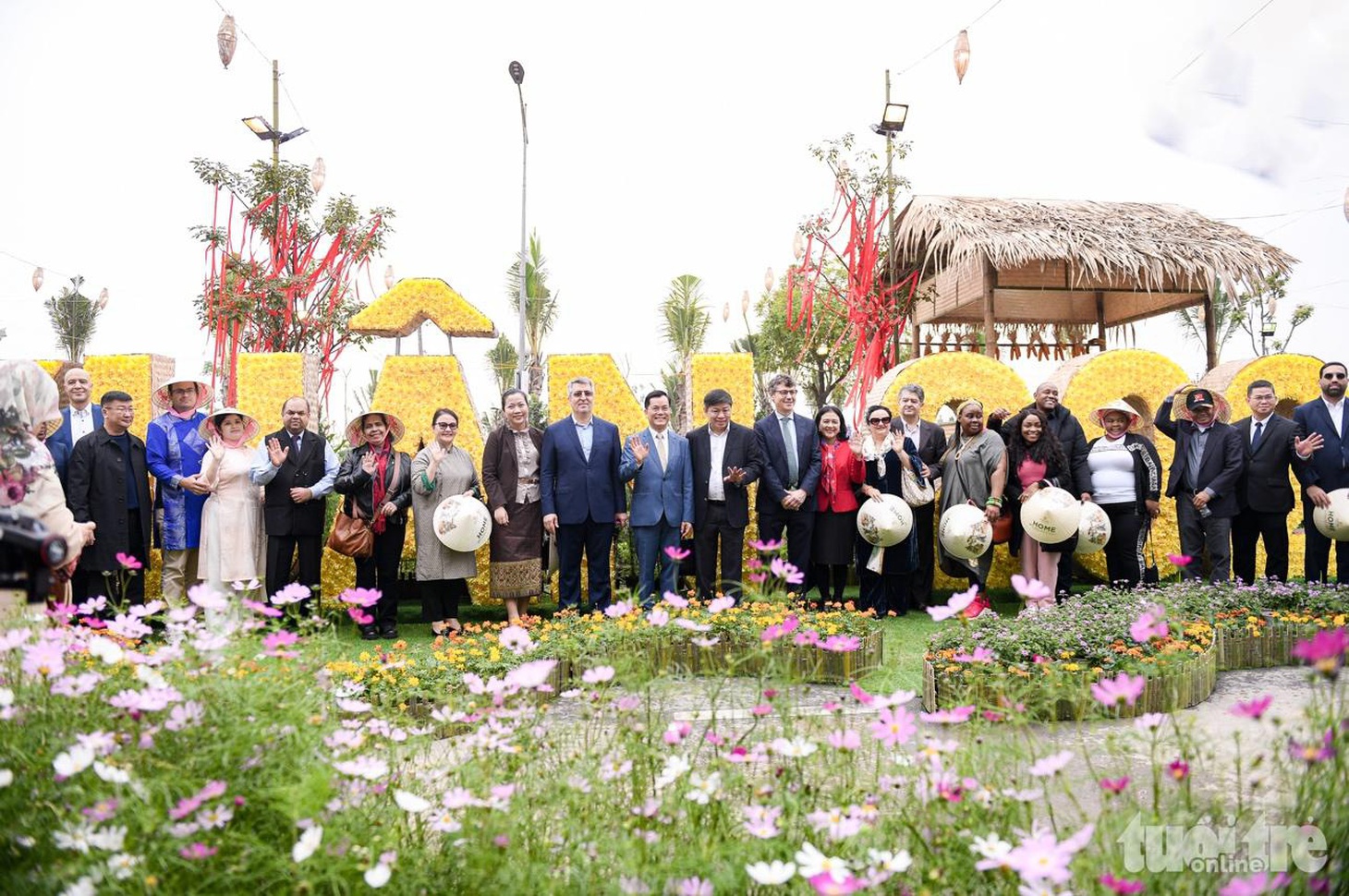 Nô nức check-in tại con đường hoa xuân lớn nhất phía tây thủ đô Home Hanoi Xuan 2024- Ảnh 6.