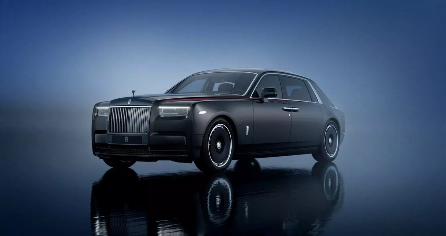 3 trong số 4 chiếc Rolls-Royce đặc biệt có bàn dã ngoại phía sau sơn màu đen piano, đi cùng chi tiết lịch hoàng đạo hình tròn được khảm bằng thép không gỉ. Tên 12 con vật tượng trưng cho 12 cung hoàng đạo được khắc theo kiểu chữ thư pháp, trong đó con rồng được tô vàng. Chiếc xe còn lại "bảo thủ" hơn khi chỉ có lớp veneer màu đen piano và khảm một con rồng bằng thép không gỉ