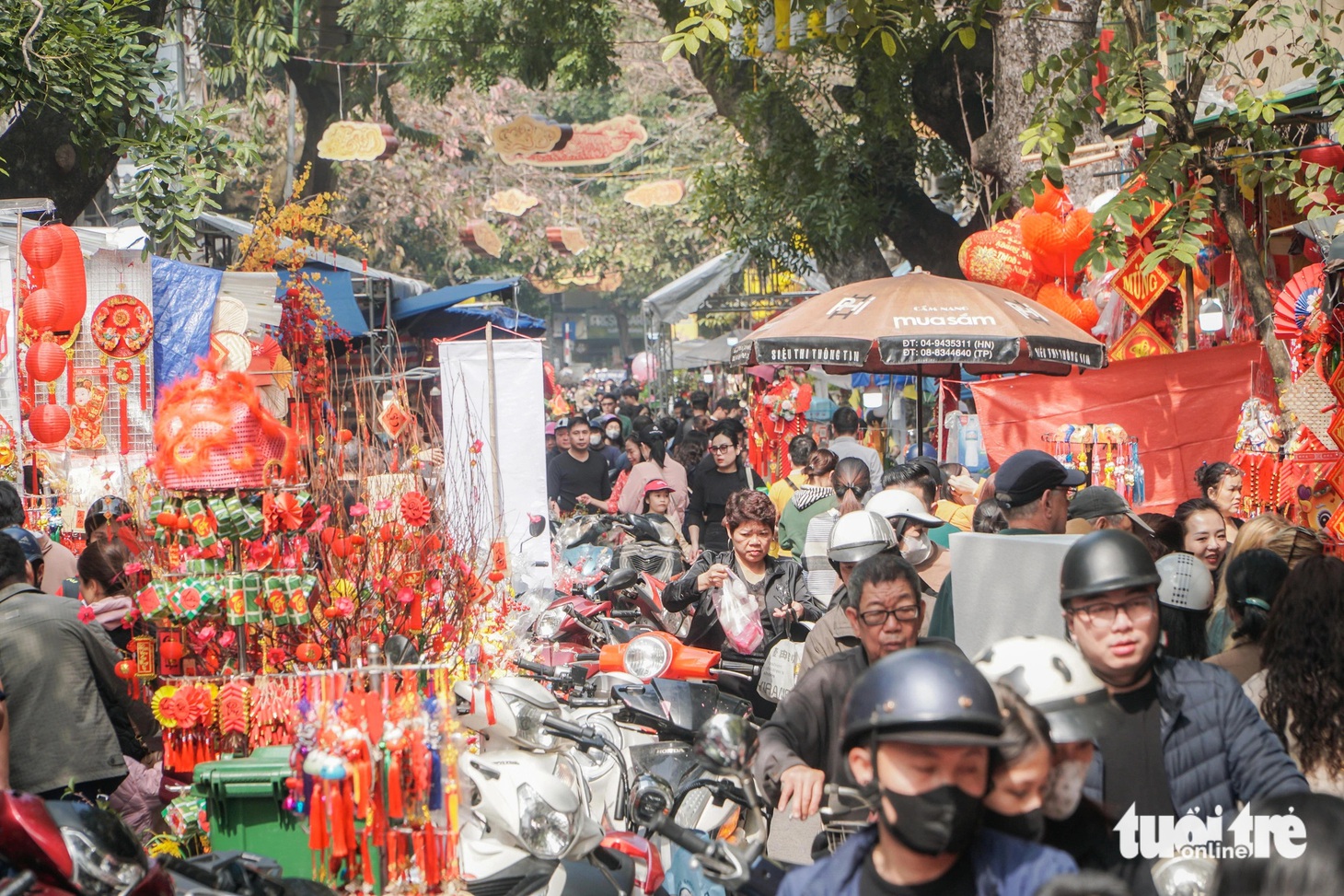 Đường sá trên khu vực phố cổ đông đúc người dân đi sắm Tết - Ảnh: PHẠM TUẤN