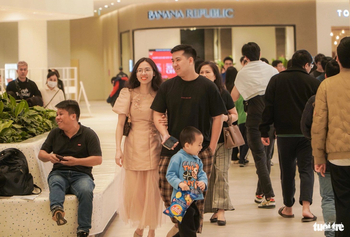 Người dân tranh thủ ngày cuối tuần đi chơi, sắm Tết - Ảnh: PHẠM TUẤN