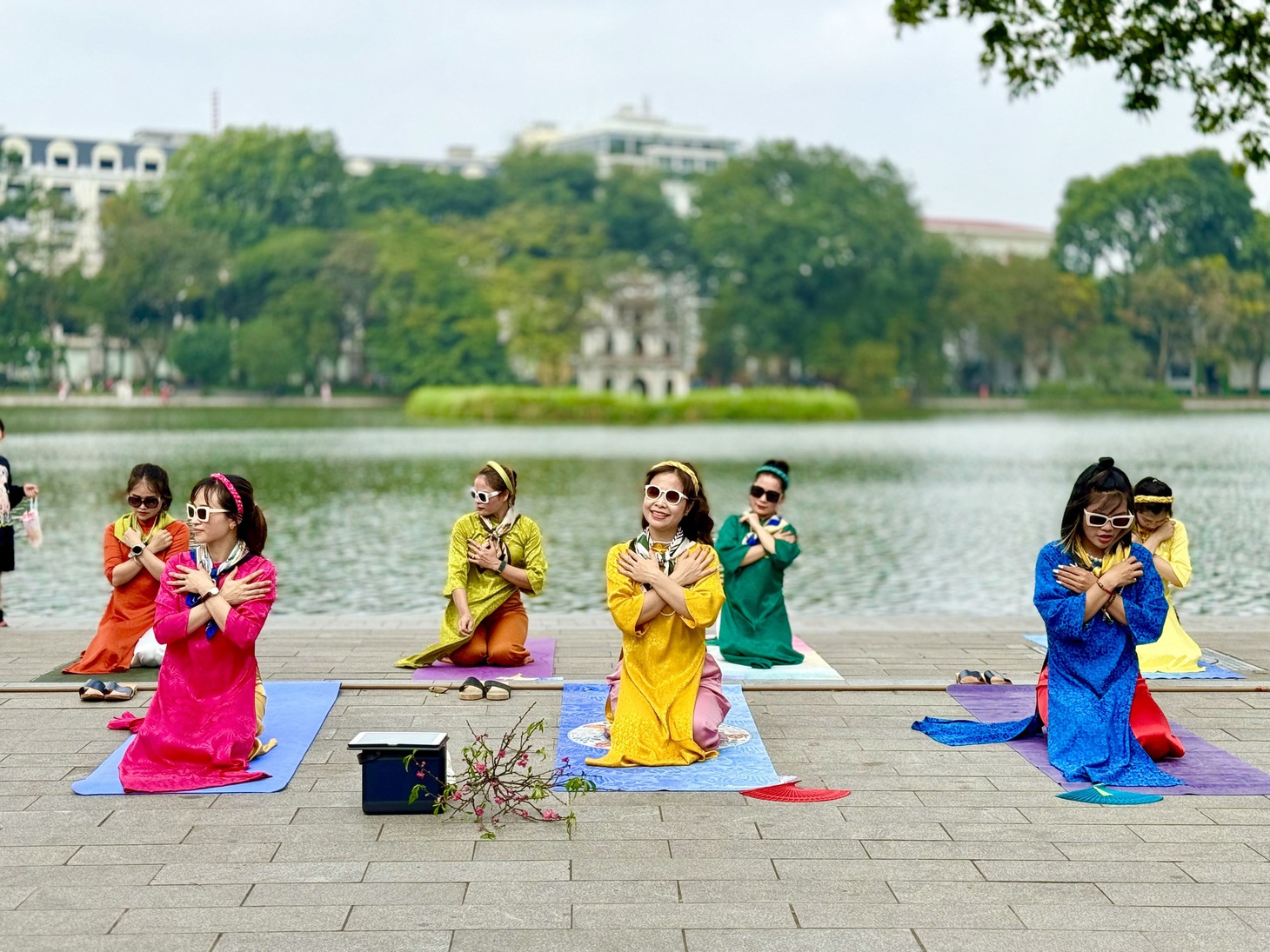 Hồ Gươm, Lăng Bác, Khu di tích Hoàng thành Thăng Long, Cột cờ Hà Nội, Hồ Tây... là những điểm thu hút người dân ghé đến chụp ảnh nhiều nhất
