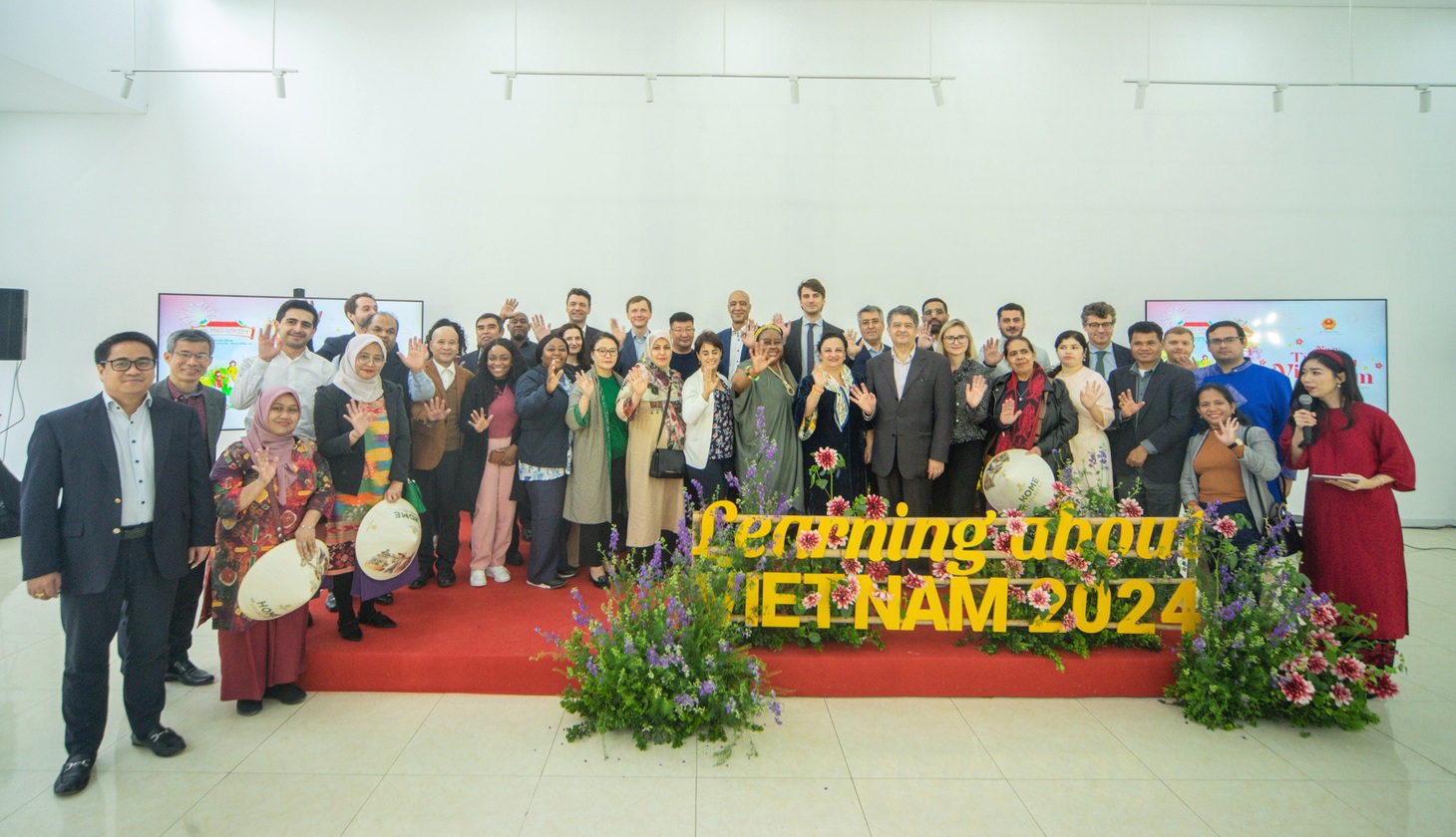 Đại sứ và thành viên ngoại giao đoàn trong chương trình "Ngày tìm hiểu về Việt Nam 2024" - Ảnh: Quang Anh