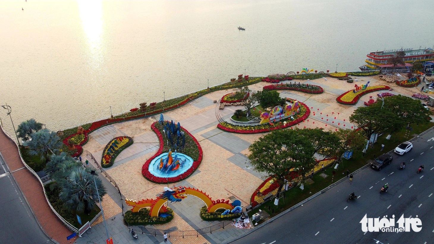 Đường hoa Tết Đà Nẵng sẽ hoàn thành trước ngày 7-2 (nhằm ngày 28 tháng chạp năm Quý Mão) - Ảnh: ĐOÀN CƯỜNG