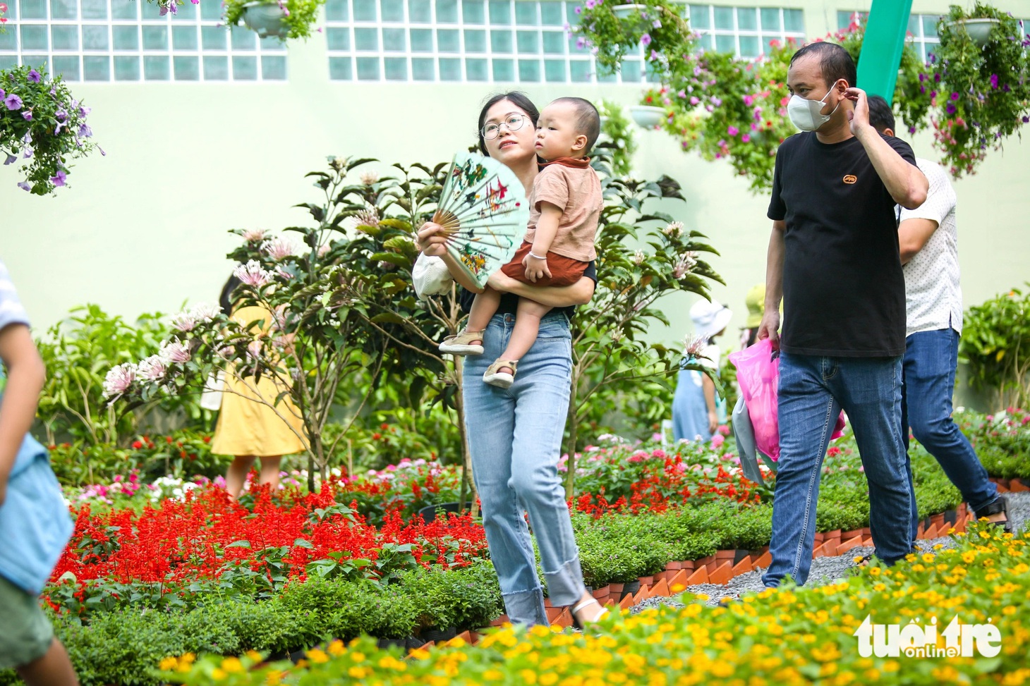 Những du khách đầu tiên hào hứng tham quan không gian rực rỡ sắc màu của hoa và bướm - Ảnh: PHƯƠNG QUYÊN