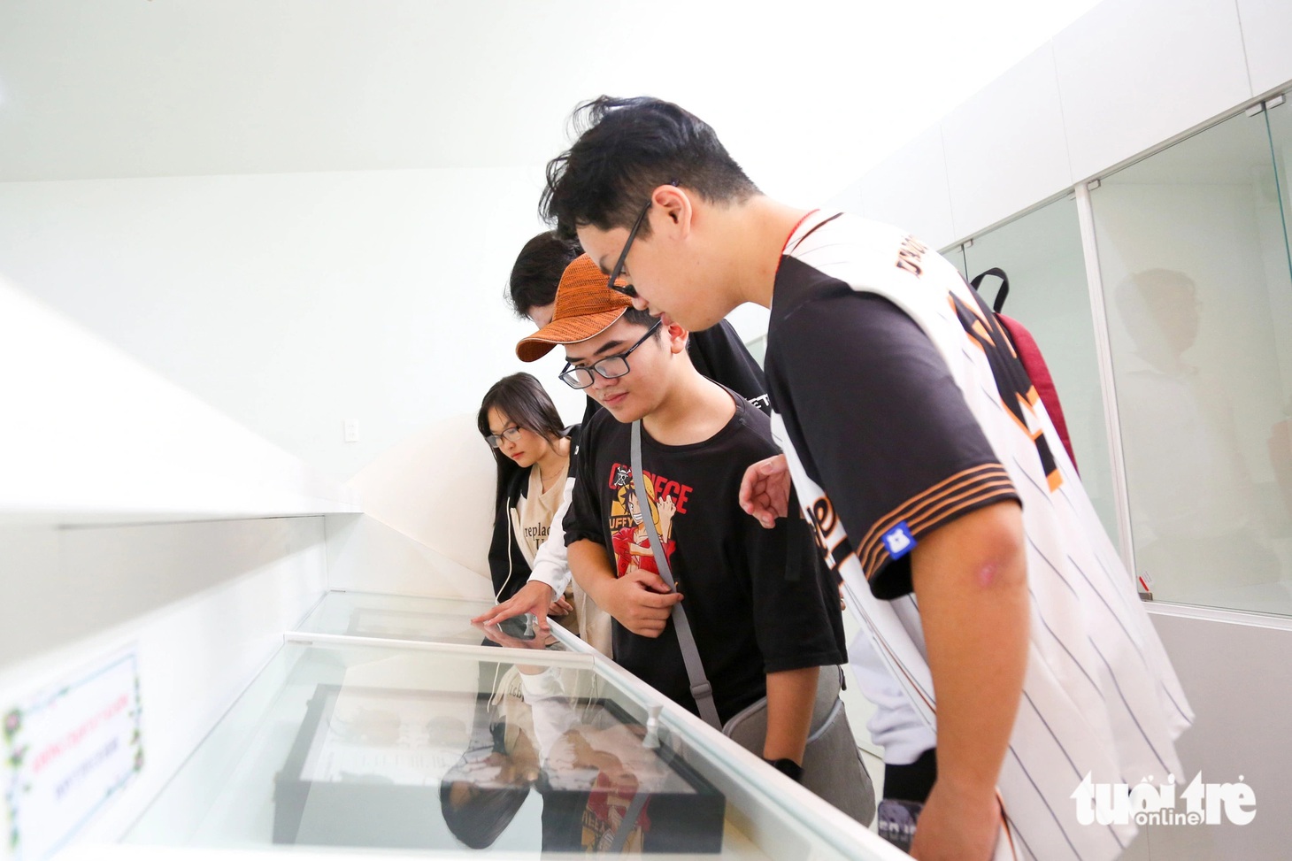 Minh Đạt (đeo kính) tỏ ra bất ngờ khi được tận mắt xem các mẫu bướm quý hiếm mà trước giờ chỉ thấy qua tivi - Ảnh: PHƯƠNG QUYÊN