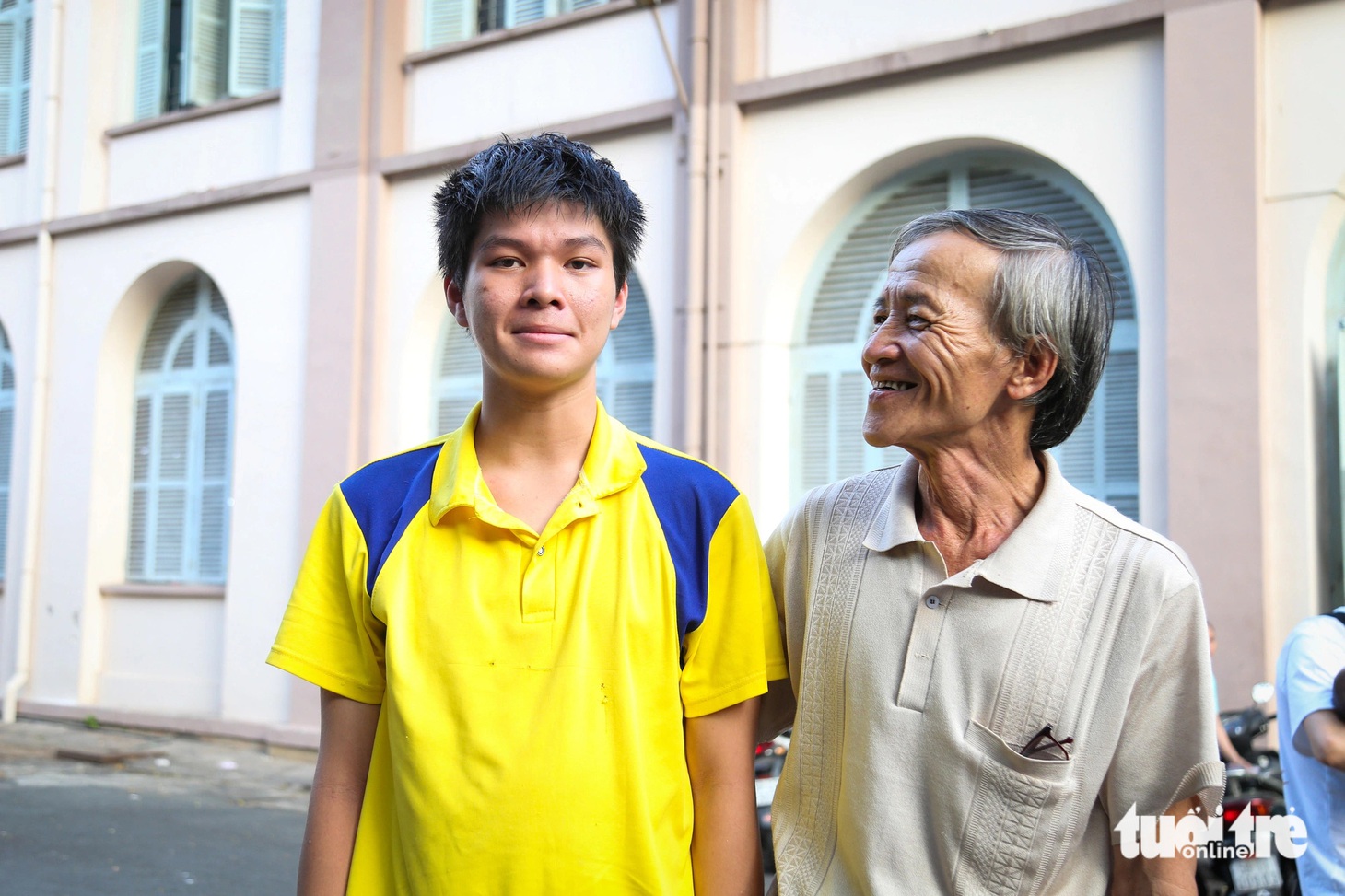 Phan Nguyên Bảo và ông nội trong lúc chờ chuyến xe về quê