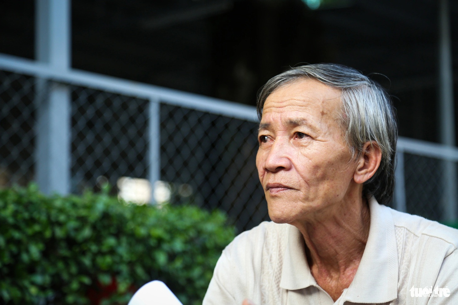 Ánh mắt trầm ngâm của chú Thanh Duy (63 tuổi) khi kể về hành trình dài cùng cháu chiến đấu bệnh tật