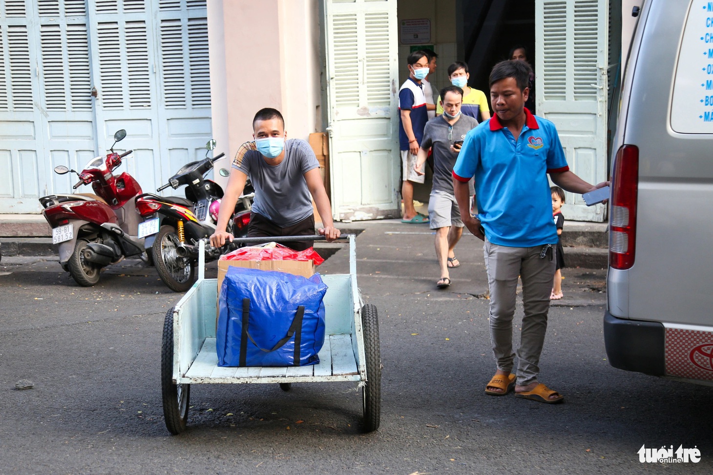 Hàng xóm trên giường bệnh phụ nhau đẩy hành lý